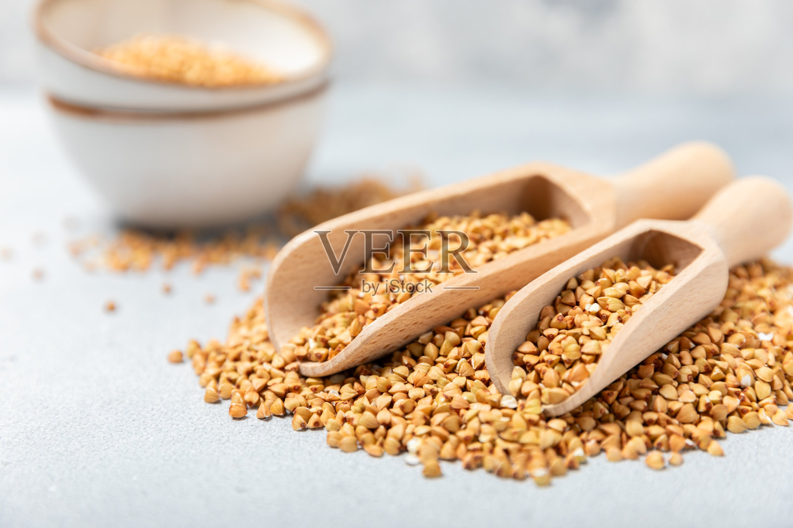 厨房木桌上的绿色荞麦，超级食物，生荞麦粥。健康素食理念，生态产品，饮食。副本的空间。有机食品。减肥和适当的营养。照片摄影图片