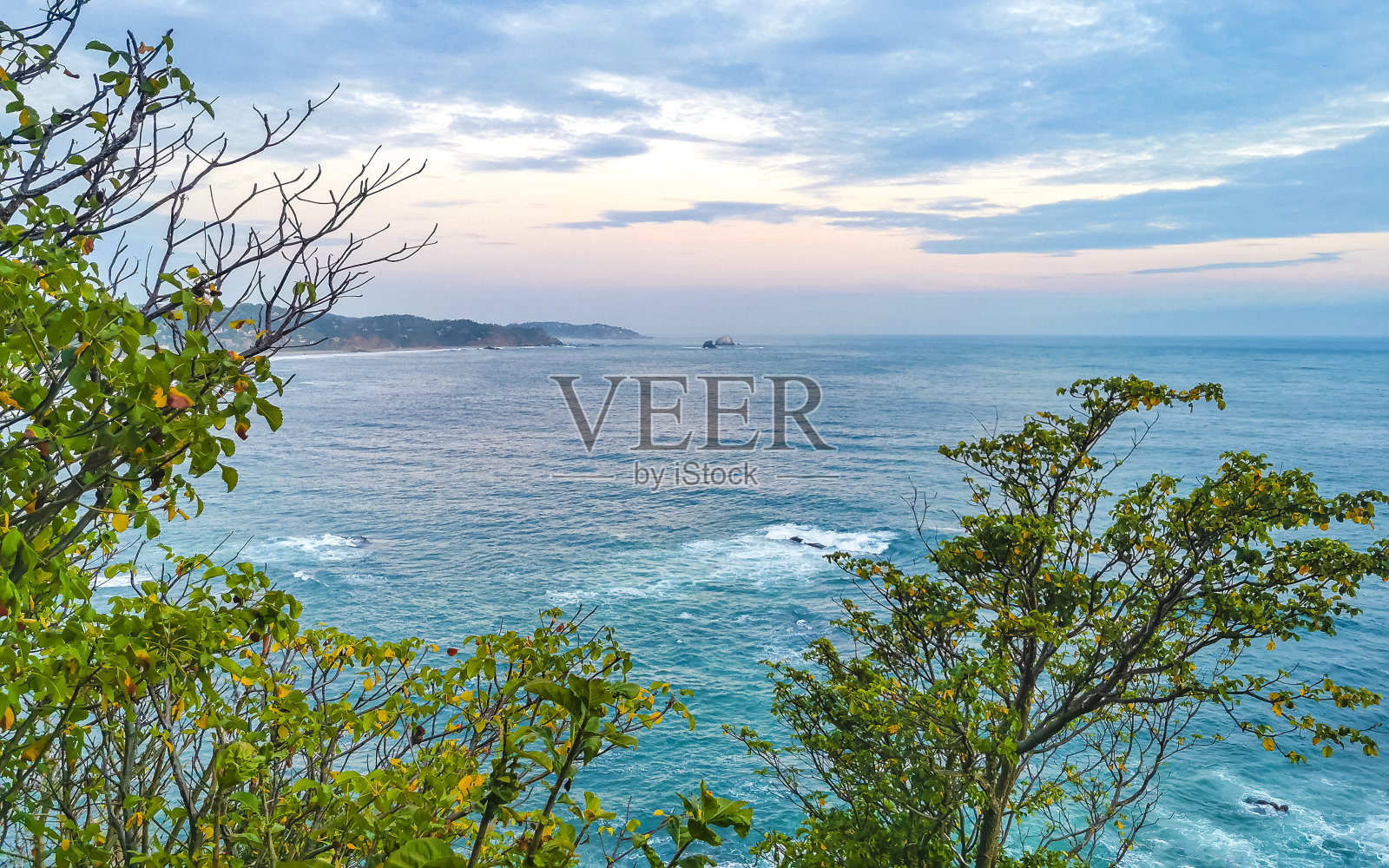 蓬塔Playa Cometa日落全景视图山树木马祖特墨西哥。照片摄影图片