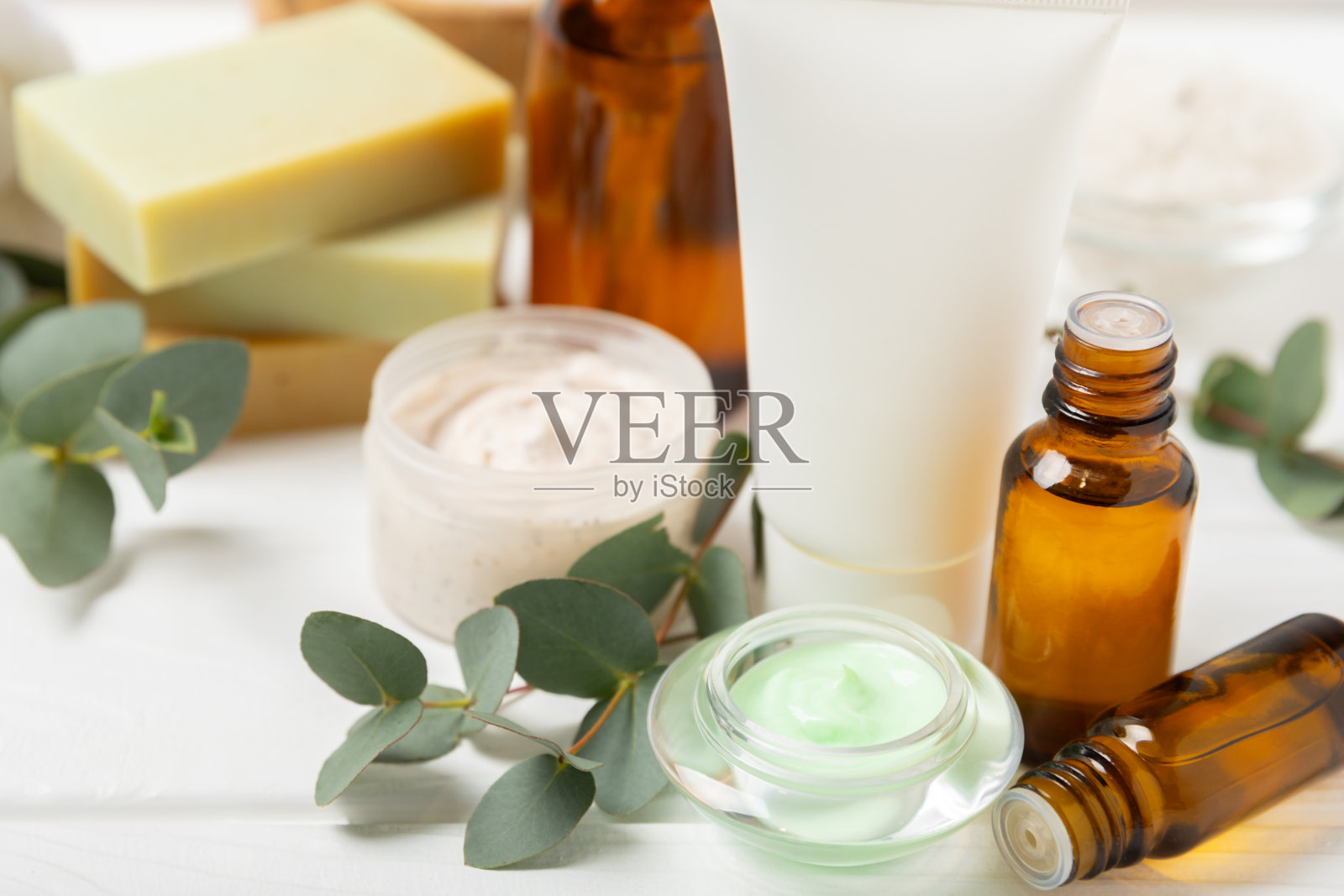 美丽的温泉组成的木制背景与桉树叶。美容和时尚水疗概念，身体霜，磨砂膏，面膜，精油和海盐。美容产品。副本的空间。照片摄影图片