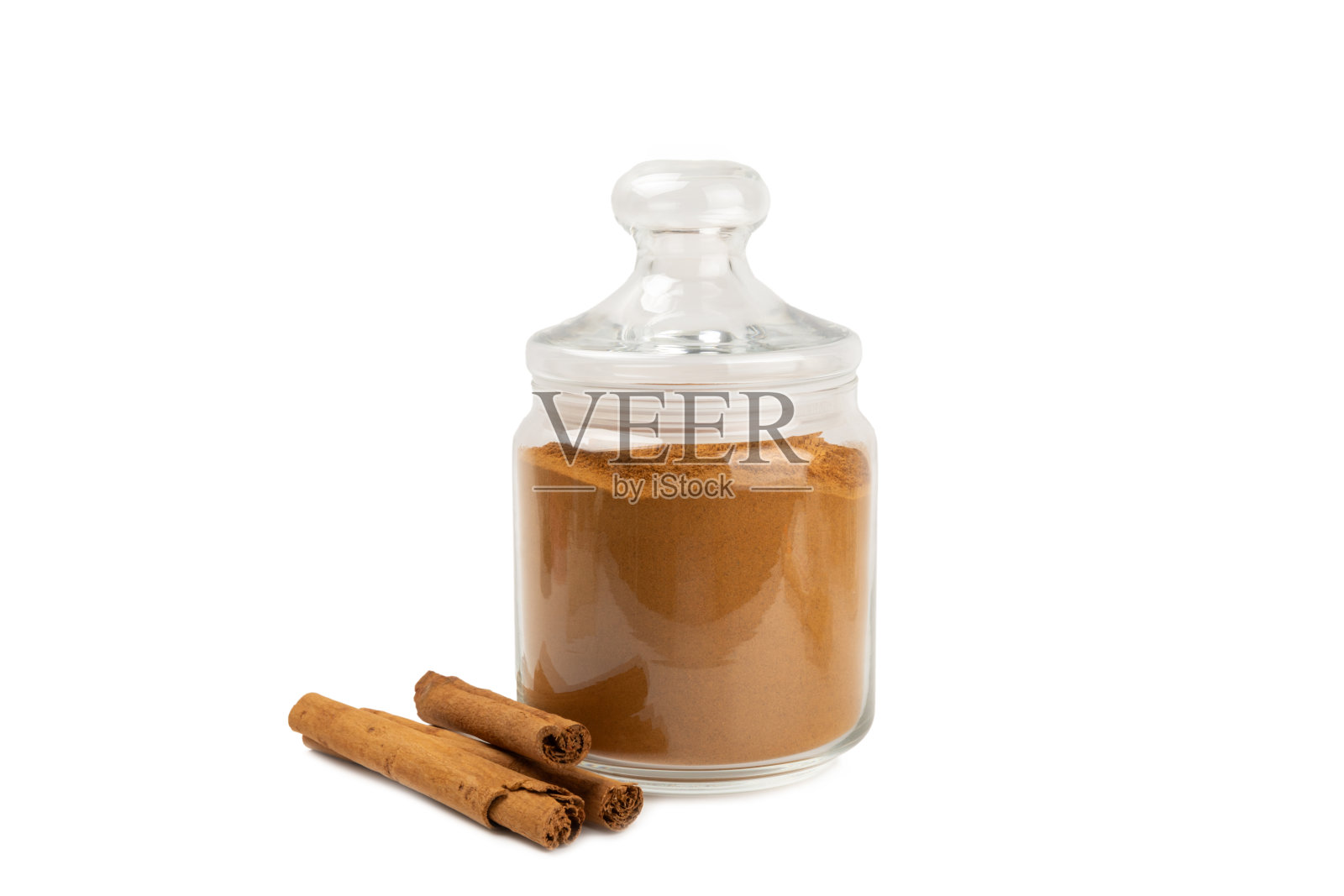 肉桂粉放在碗里，隔离在白色背景上。用于烘焙、甜点和饮料的辛辣香料。芳香的肉桂粉。照片摄影图片