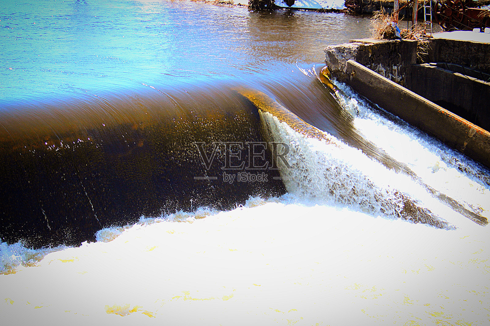缅因州皮斯卡塔奎斯河沿岸的毛纺厂和旅馆照片摄影图片