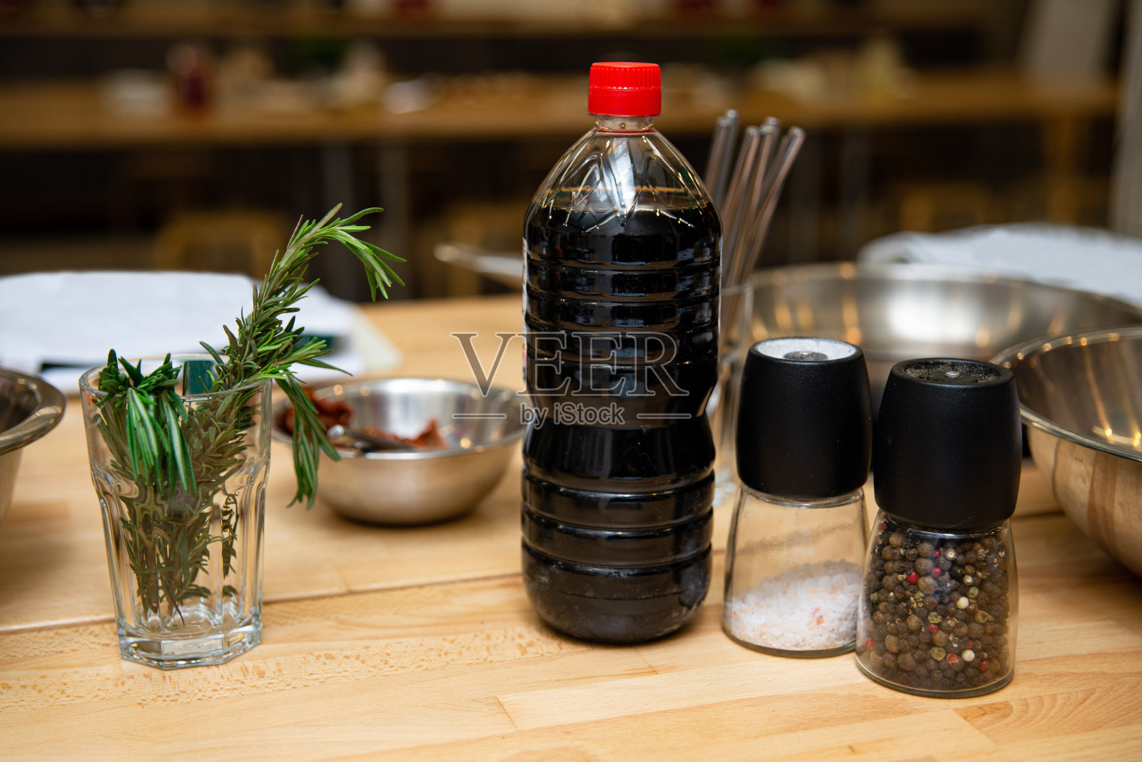 厨房调味必需品和新鲜香草照片摄影图片