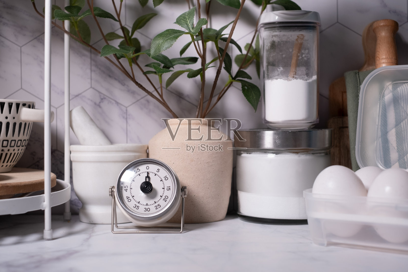 厨房台面配有食材用具，以及用于烹饪和烘焙的鸡蛋概念。简约奢华的风格。照片摄影图片