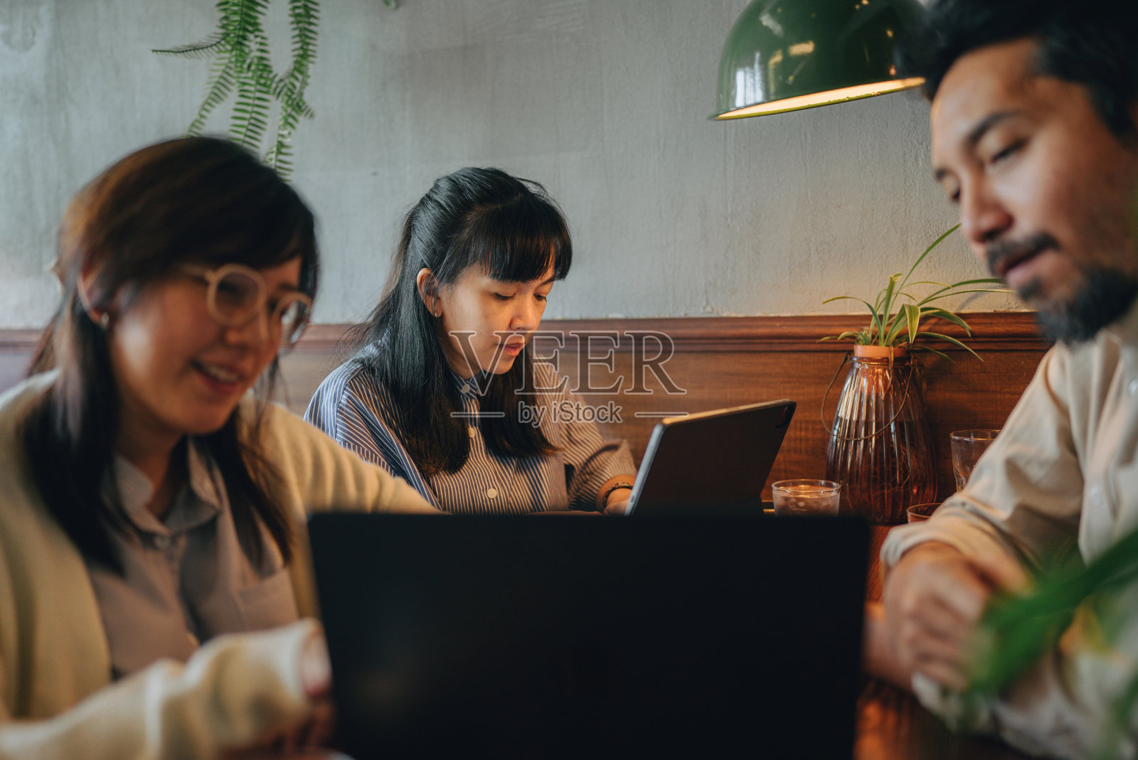 同事们集思广益，计划在一家城市餐厅举行一次商务会议。照片摄影图片
