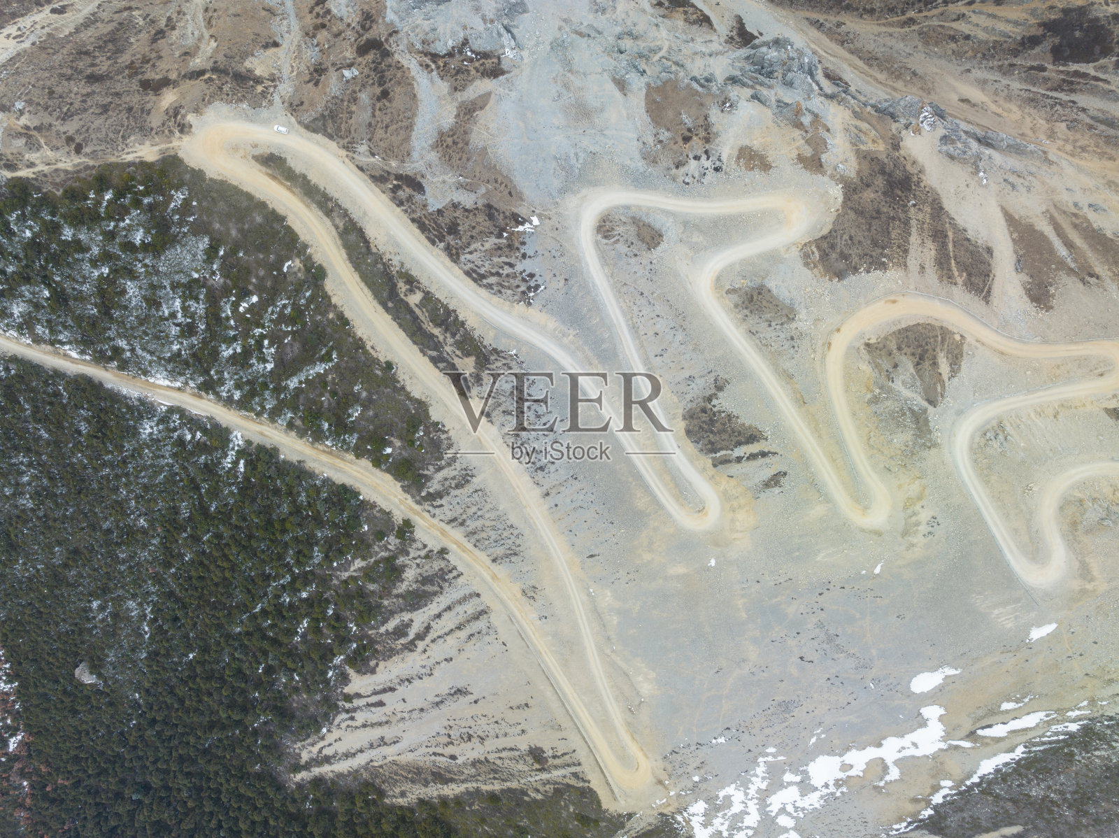 在中国西藏的高海拔山区开车照片摄影图片