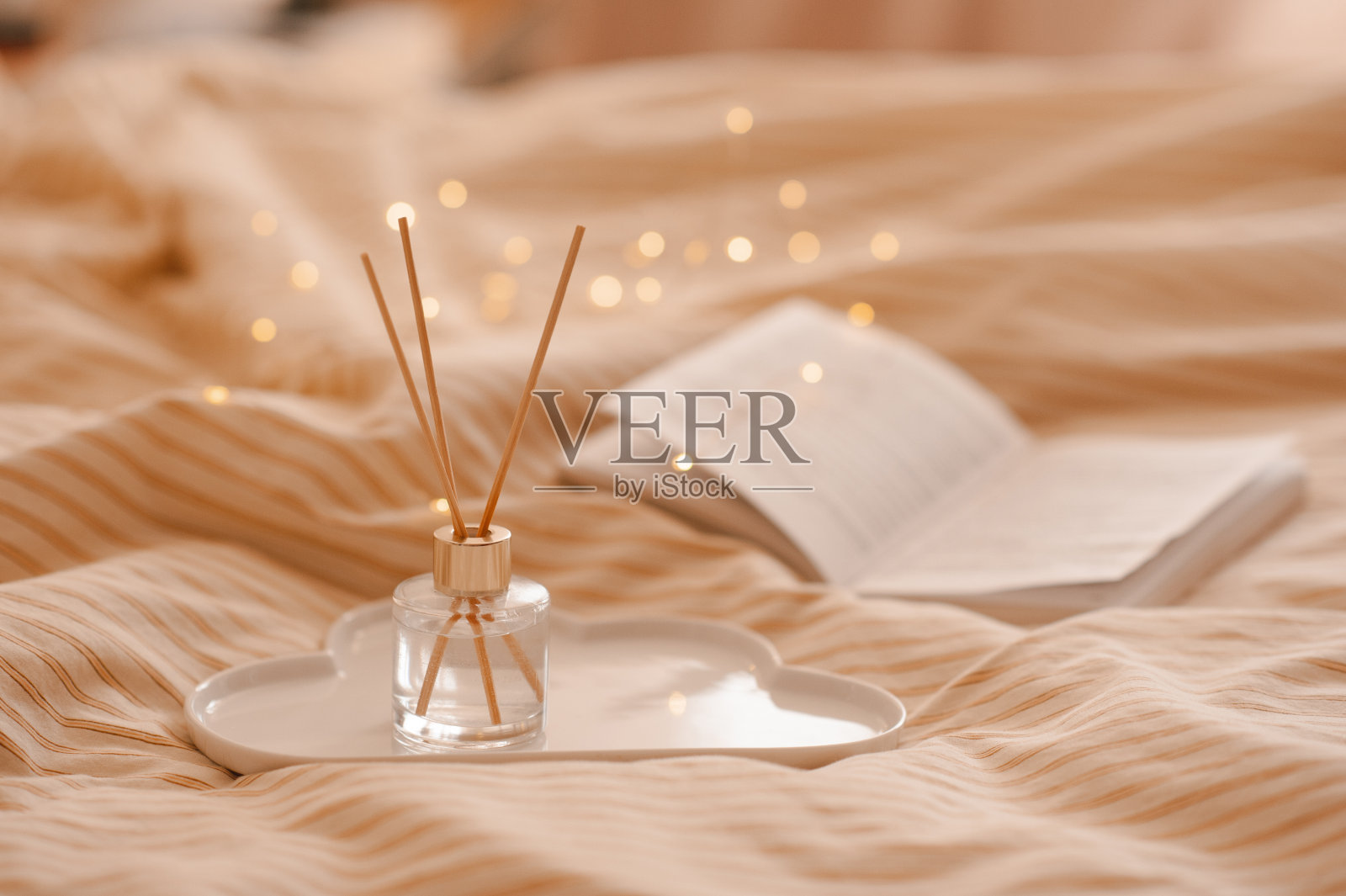 舒适的家庭氛围，床上有液体香味照片摄影图片