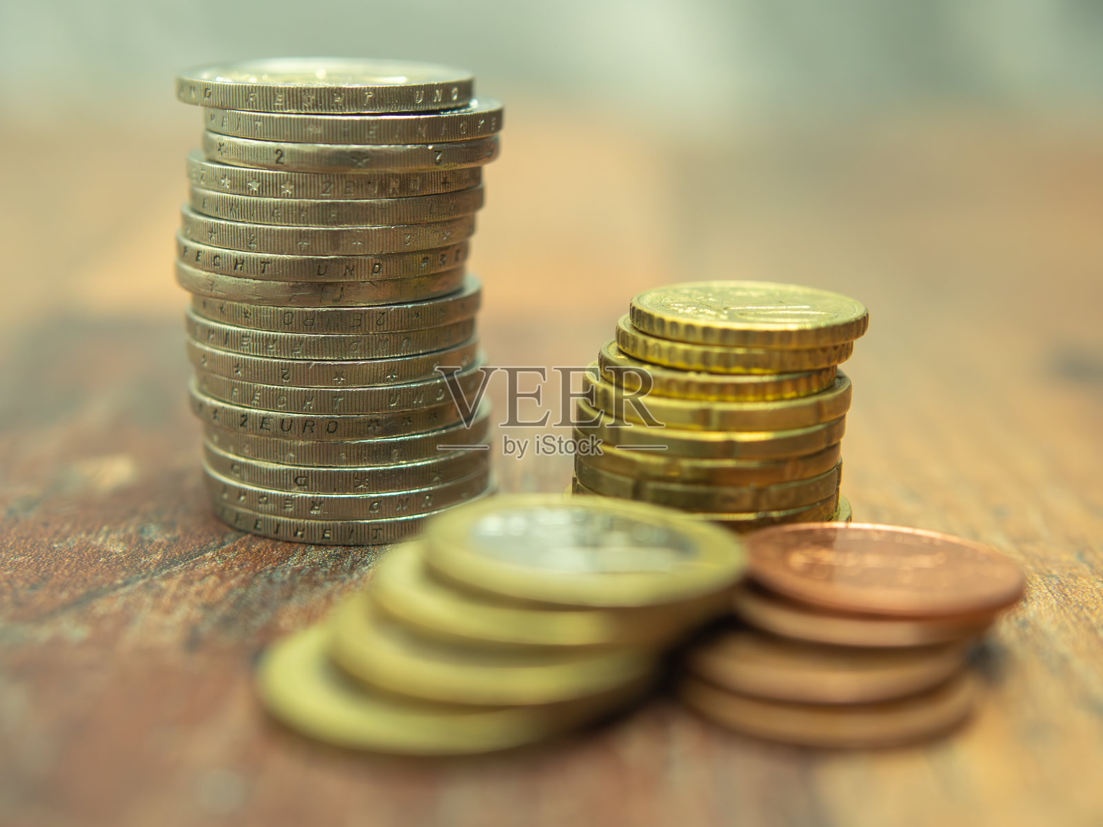 堆混合欧元硬币在木制表面照片摄影图片