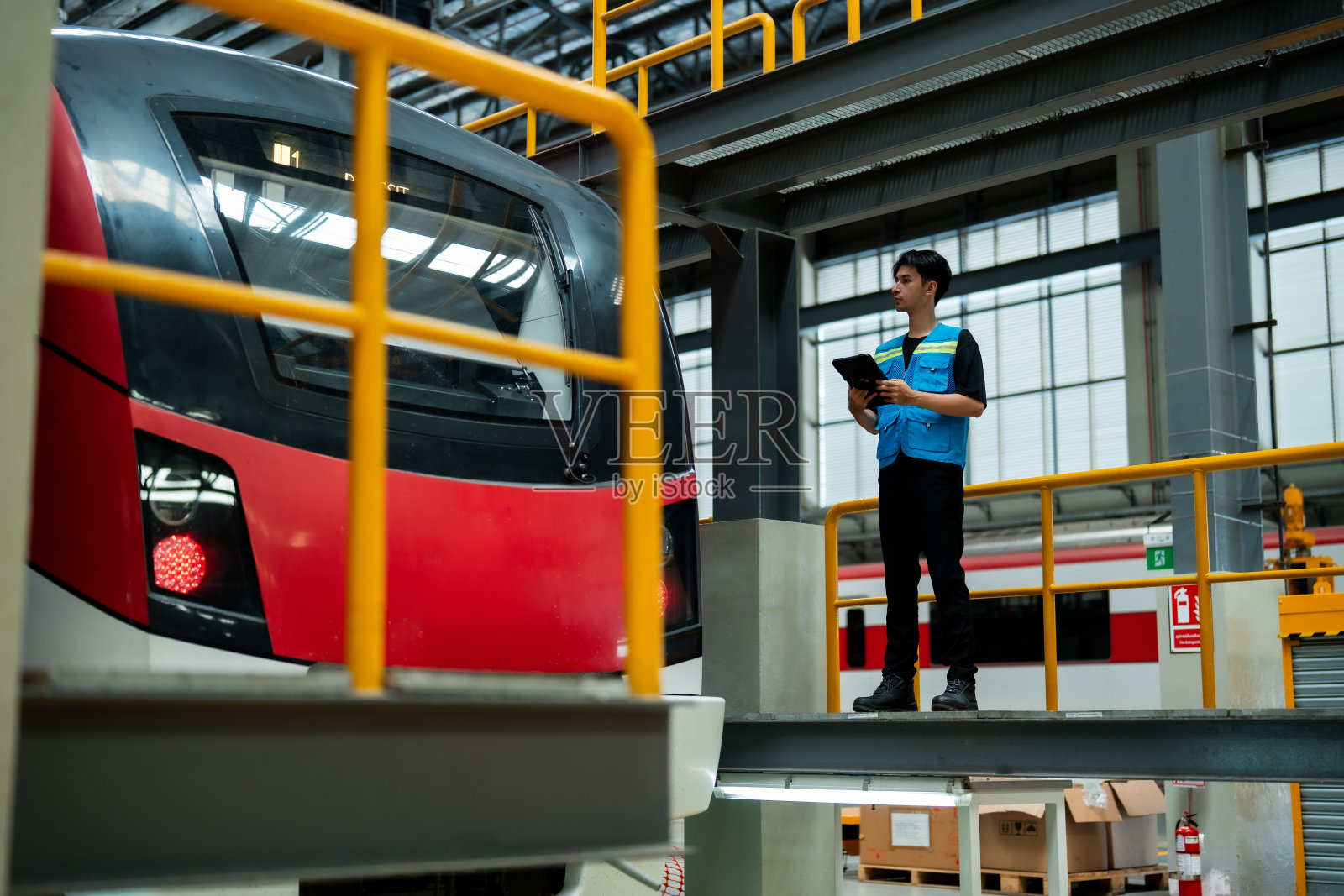 技术员在维修中心检查培训照片摄影图片