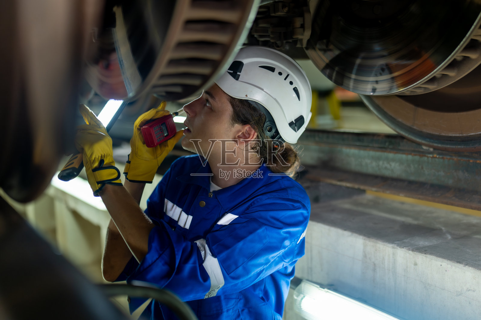 列车制动系统的机械检查照片摄影图片