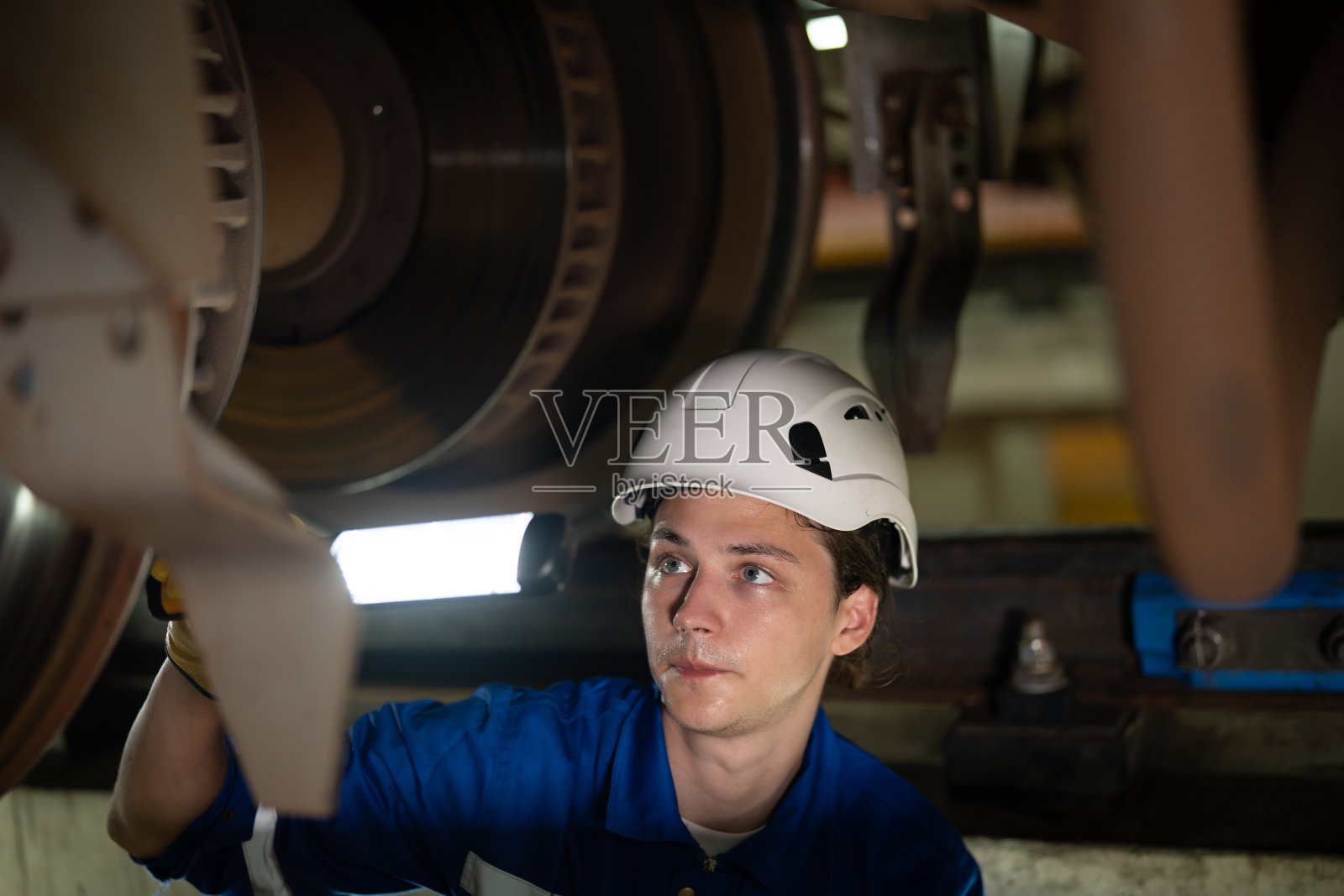 检查火车底盘的工程师照片摄影图片