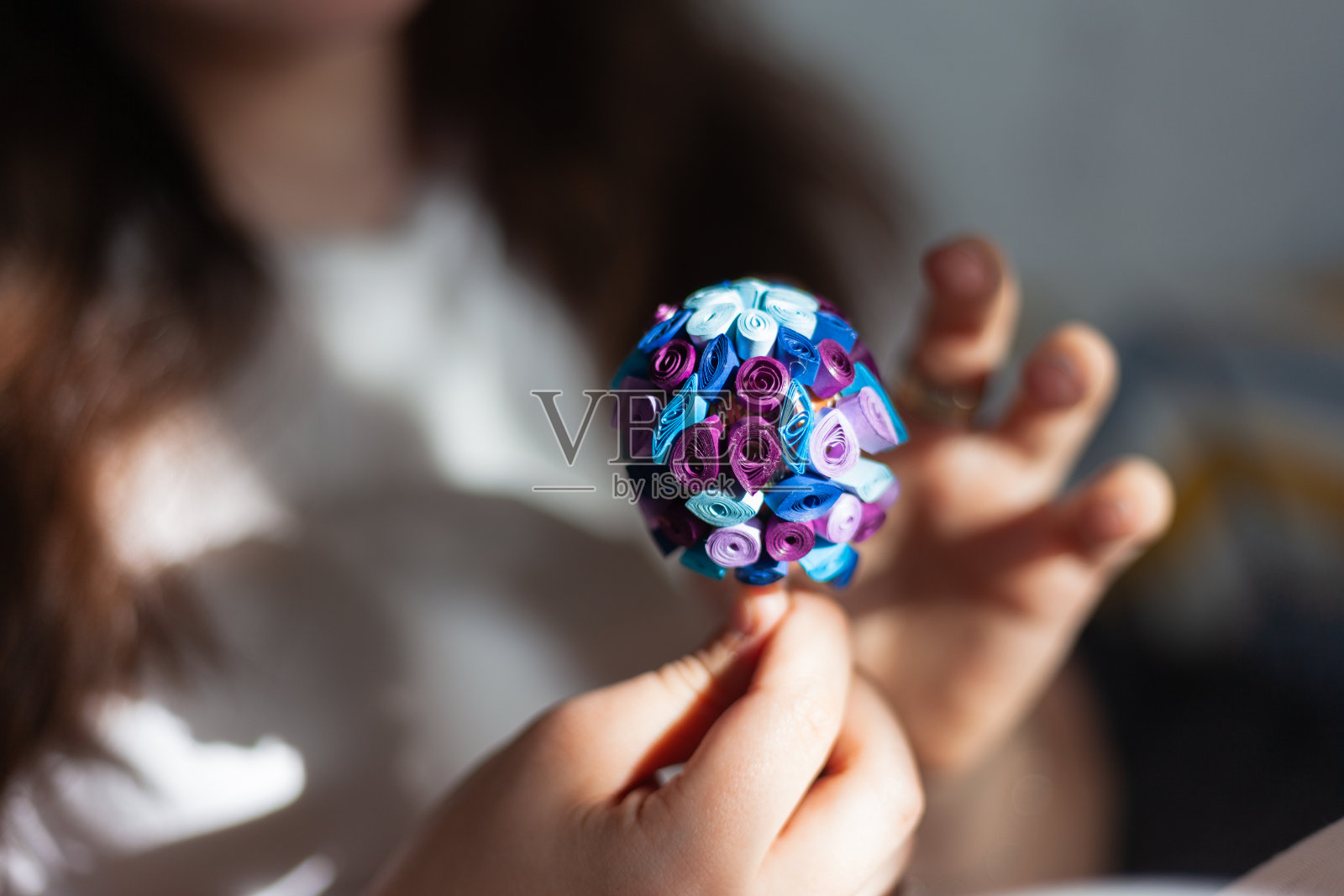 纸笔蛋在手中特写摄影。照片摄影图片