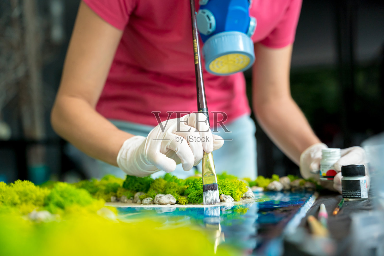 用环氧树脂、天然石头和苔藓制作艺术装饰的过程照片摄影图片
