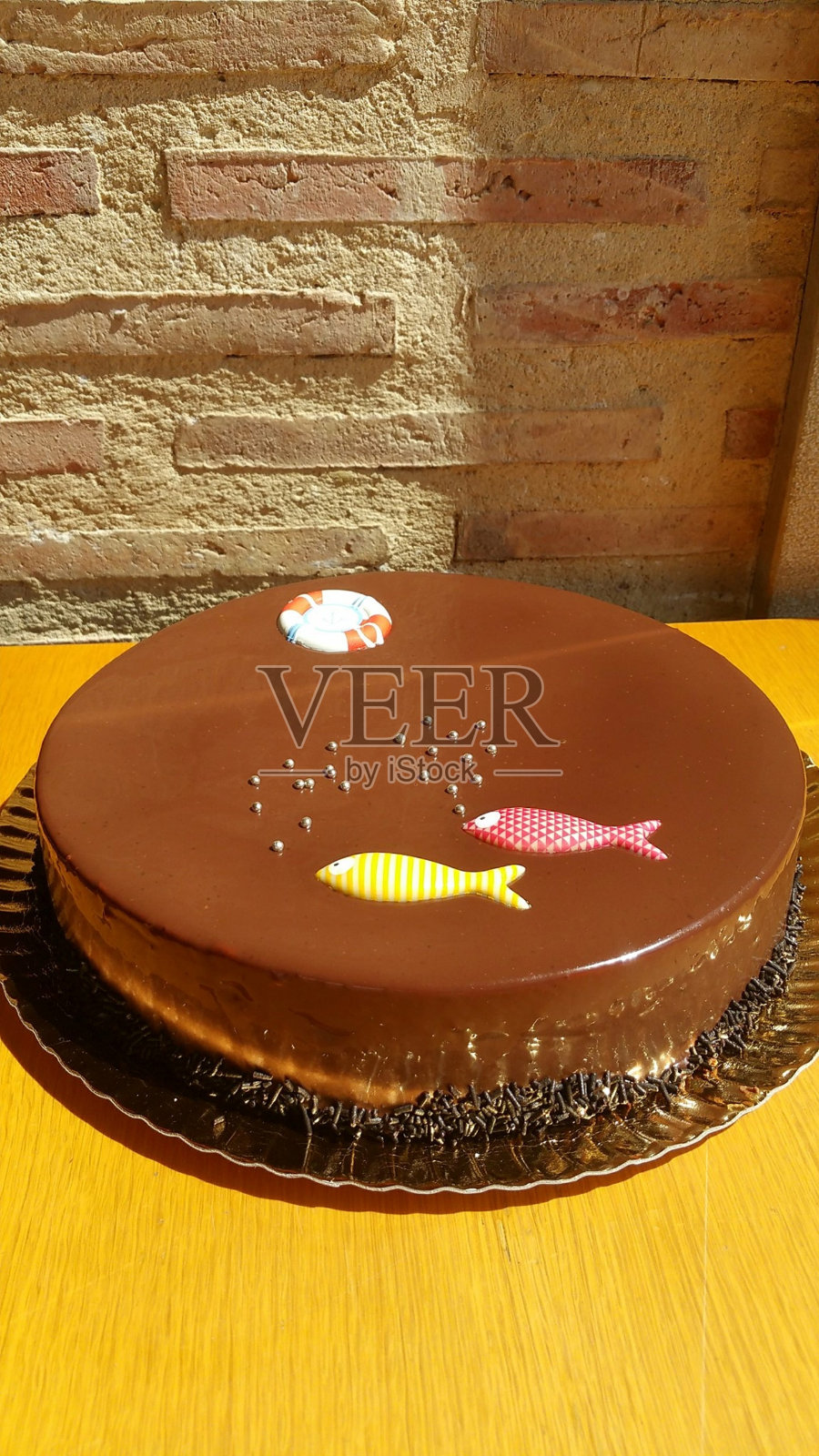 巧克力蛋糕装饰着鱼照片摄影图片