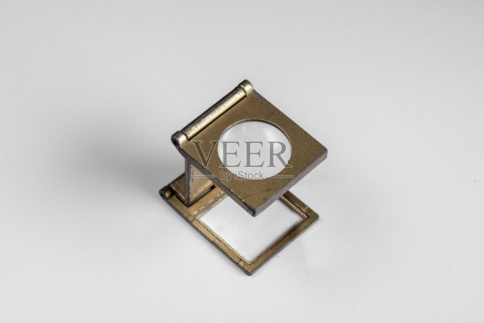 放大镜，金属镜框，铜色调玻璃镜片照片摄影图片