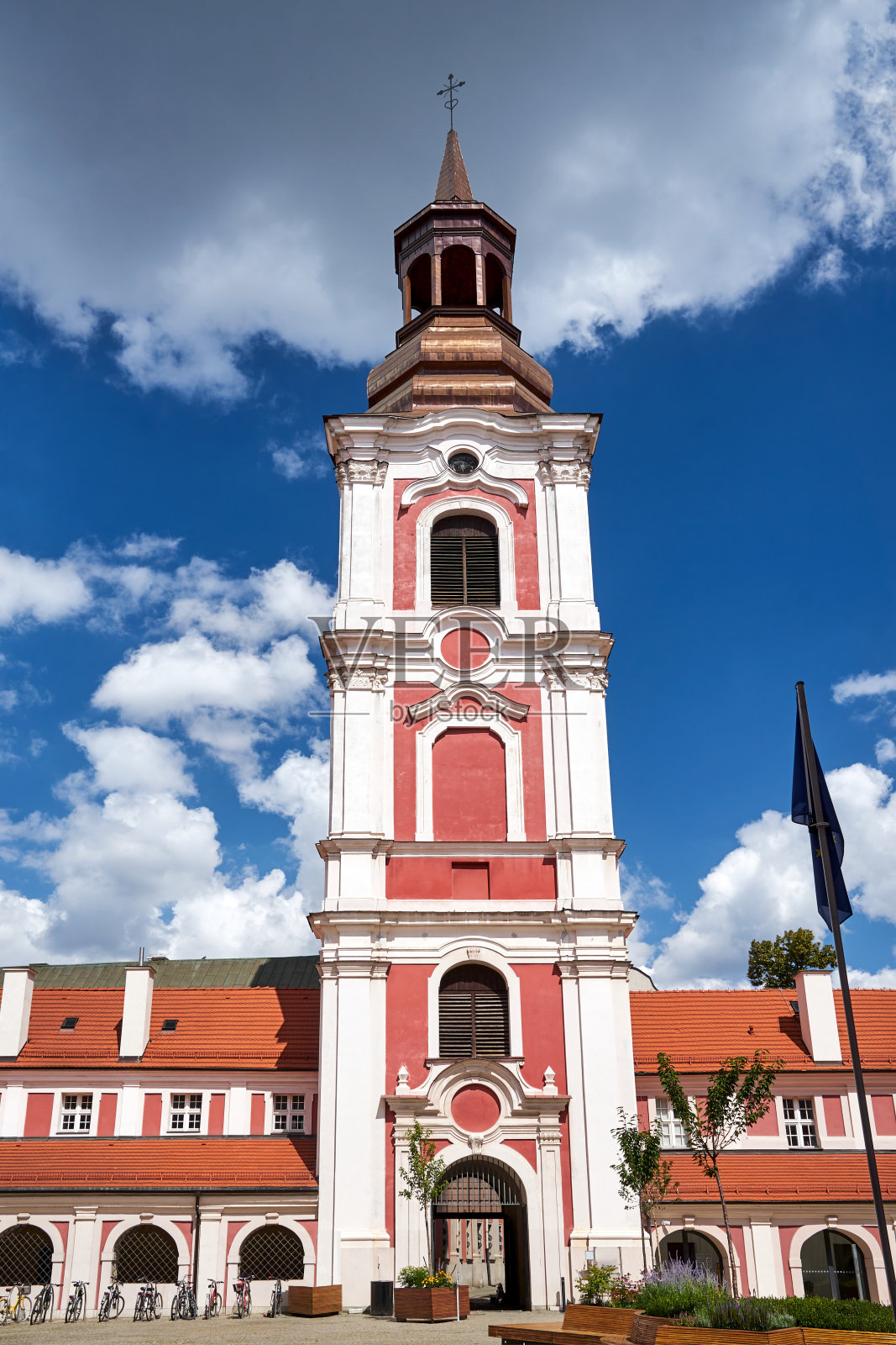 带有钟楼的巴洛克式建筑，原是波兹南的一座修道院照片摄影图片