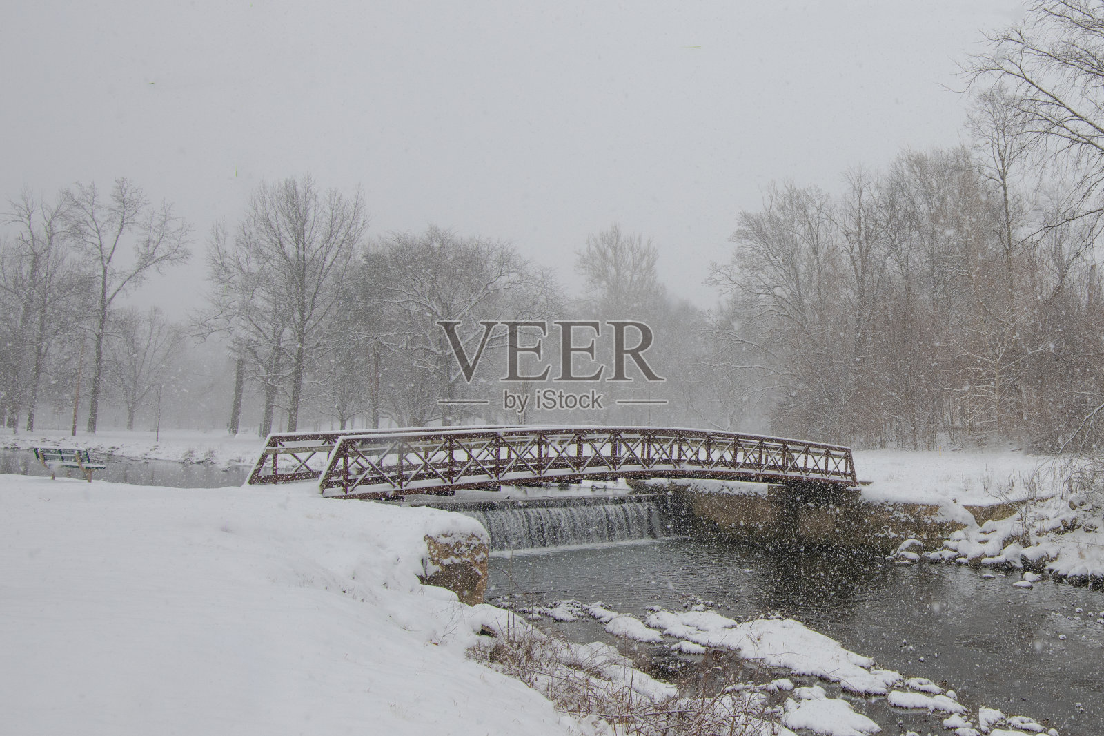 雪中的一条小溪上的桥——印第安纳州霍华德县照片摄影图片