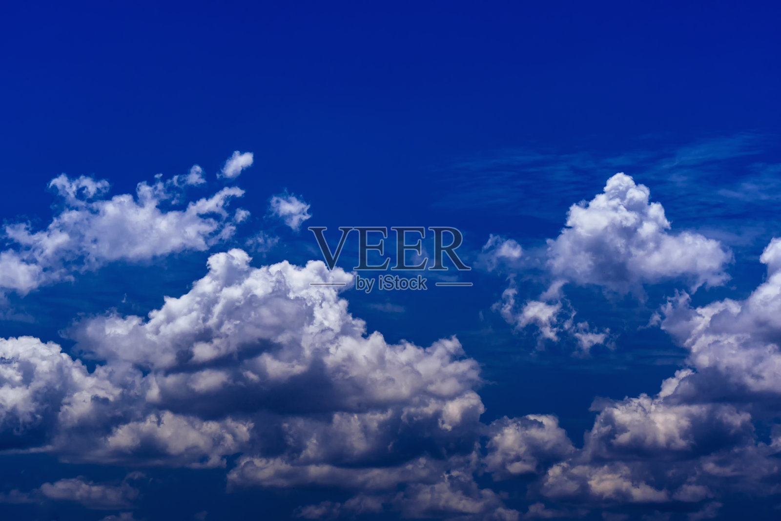 美丽的积雨云与蓝天的背景。照片摄影图片