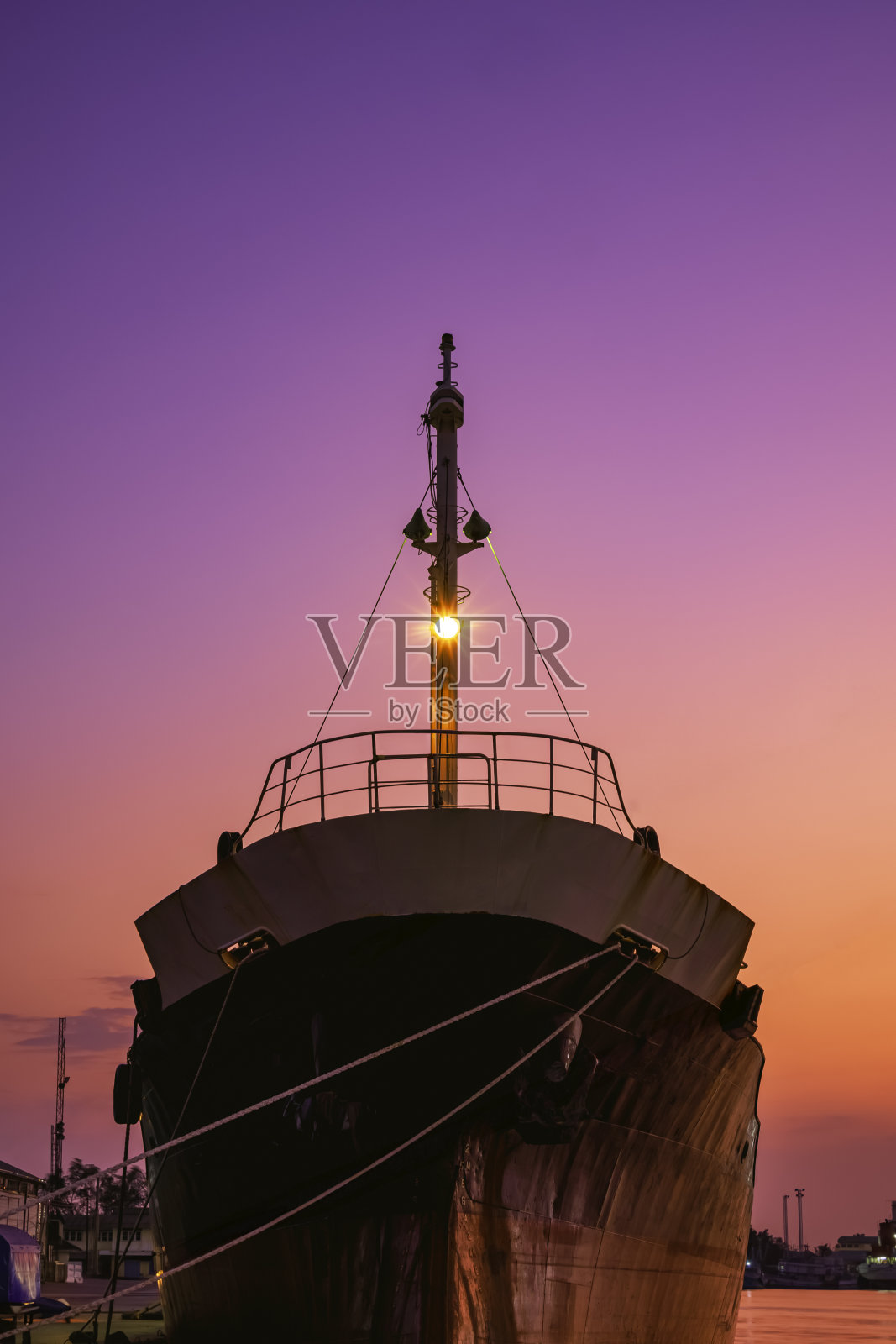 旧油船的剪影停泊在船厂区在港口翻修工作期间，对色彩朦胧的天空背景照片摄影图片