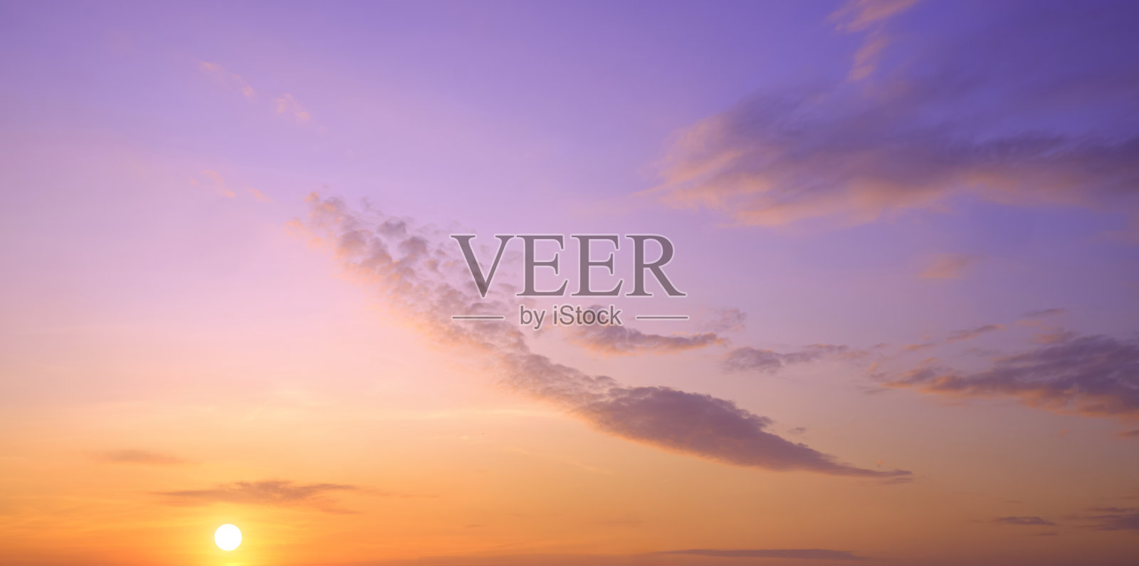 傍晚日落的天空以黄色的阳光和云彩为全景彩色日出天空的背景照片摄影图片