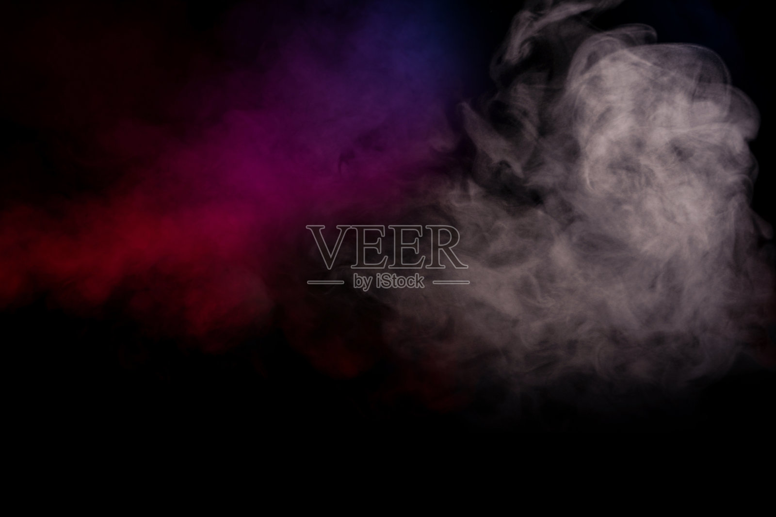 紫色和蓝色蒸汽在黑色的背景。照片摄影图片