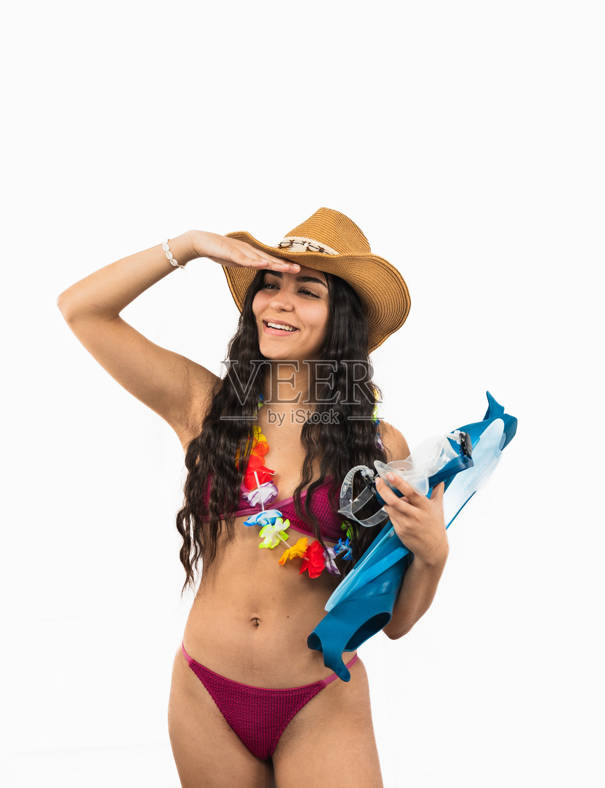 年轻的拉丁女子穿着比基尼，拿着潜水鳍，在白色的背景上为眼睛遮挡夏日的阳光照片摄影图片