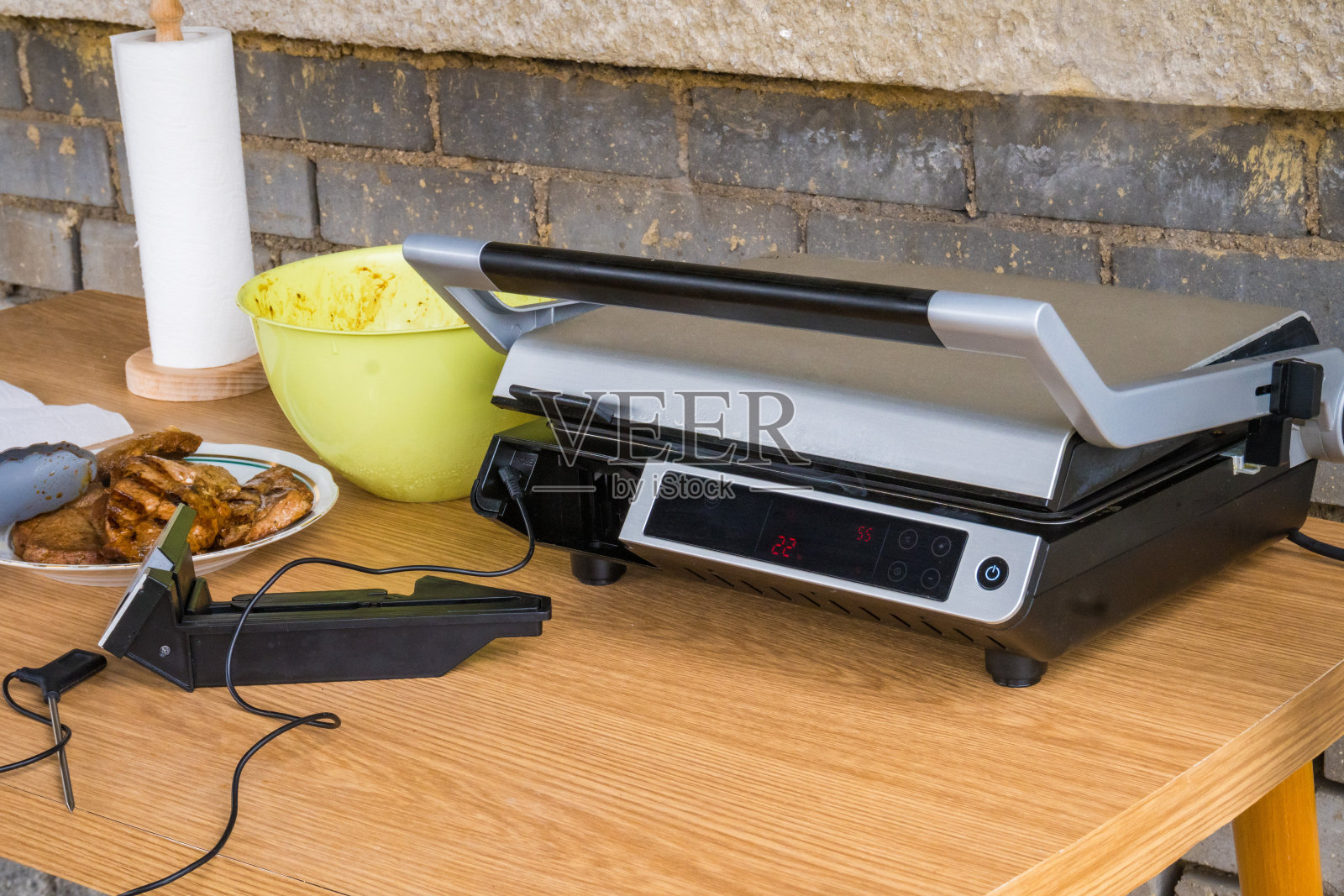 在电烤架上烤的肉排。烧烤，烧烤的概念。禁食结束照片摄影图片