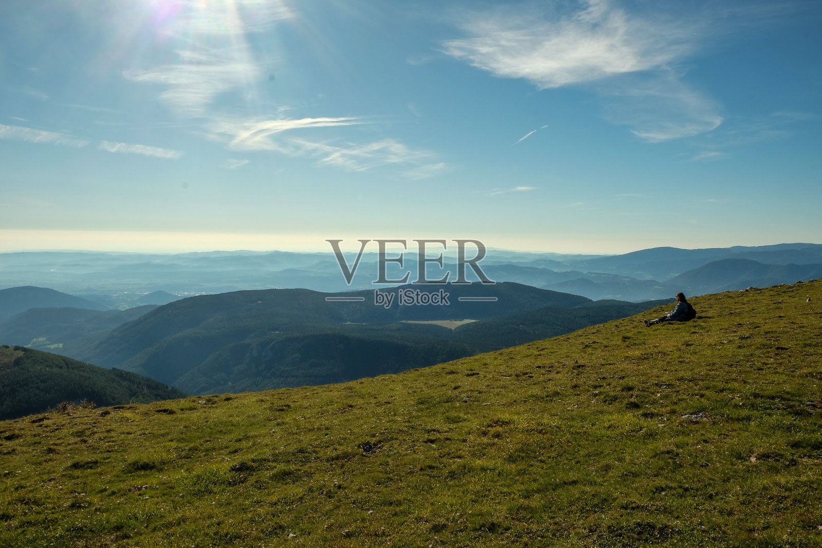 俯瞰群山的年轻女子照片摄影图片