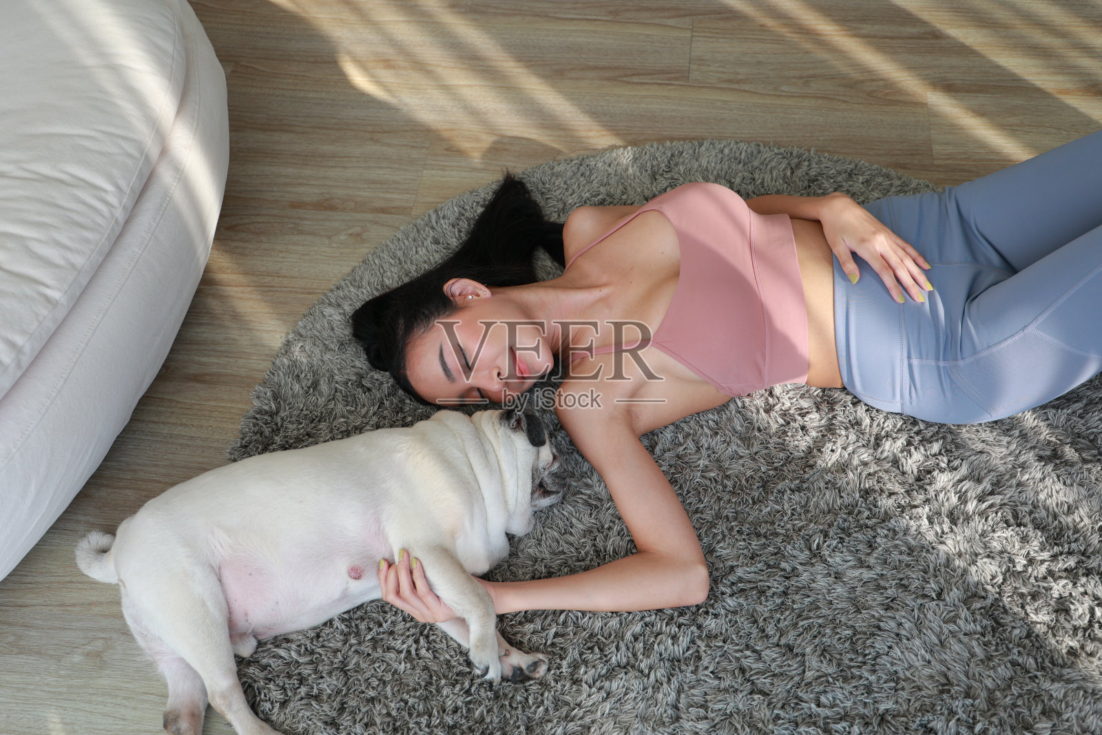 与忠诚的哈巴狗同伴一起放松瑜伽照片摄影图片