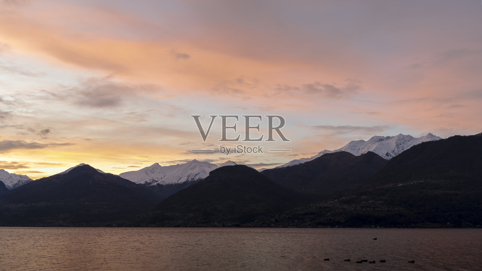 日落时分的科莫湖照片摄影图片