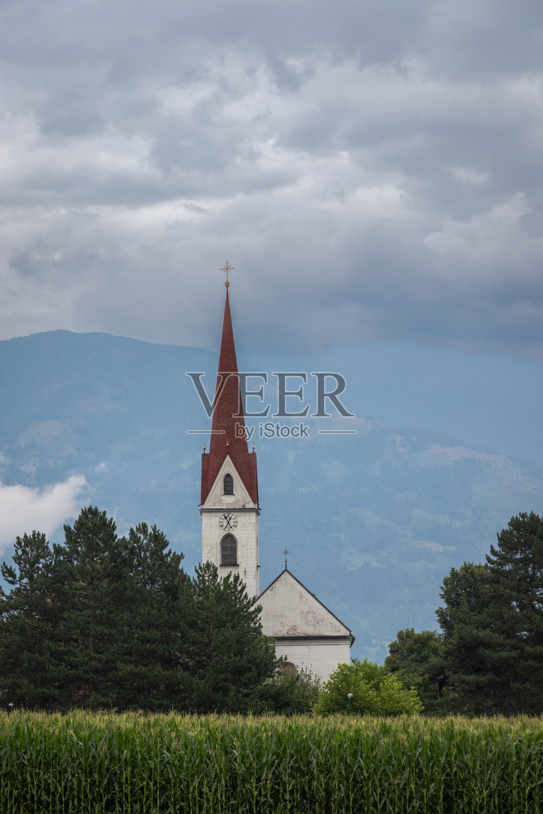 奥地利Tristach镇的老教堂照片摄影图片