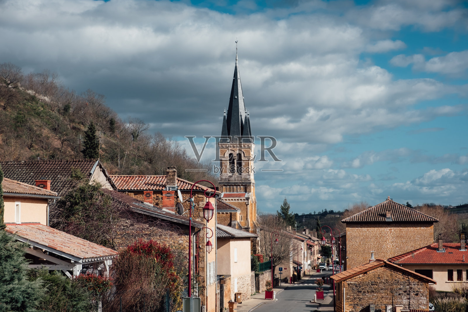 里弗勒的全景，主要街道和教堂照片摄影图片