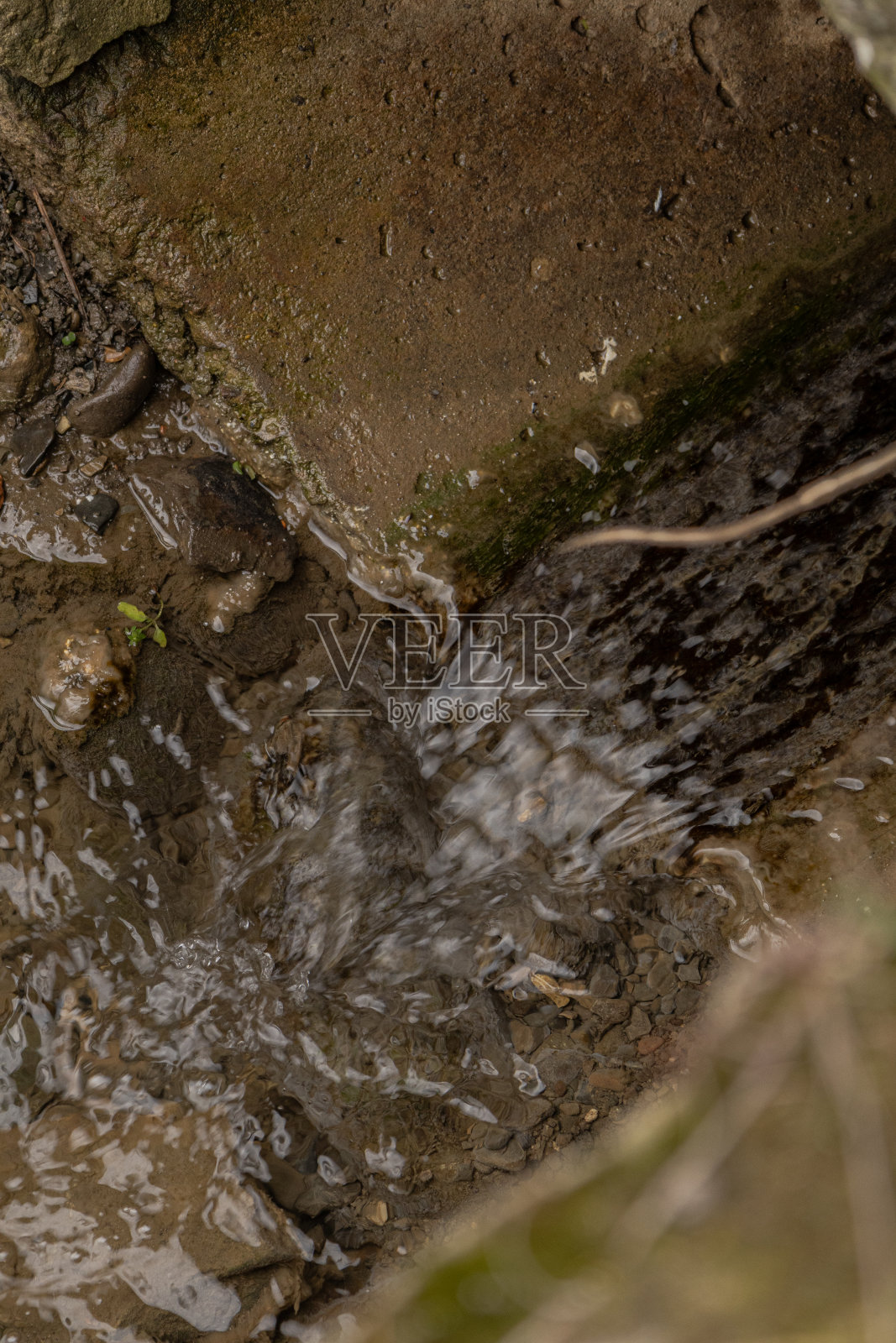 Tisza河流经村庄。照片摄影图片