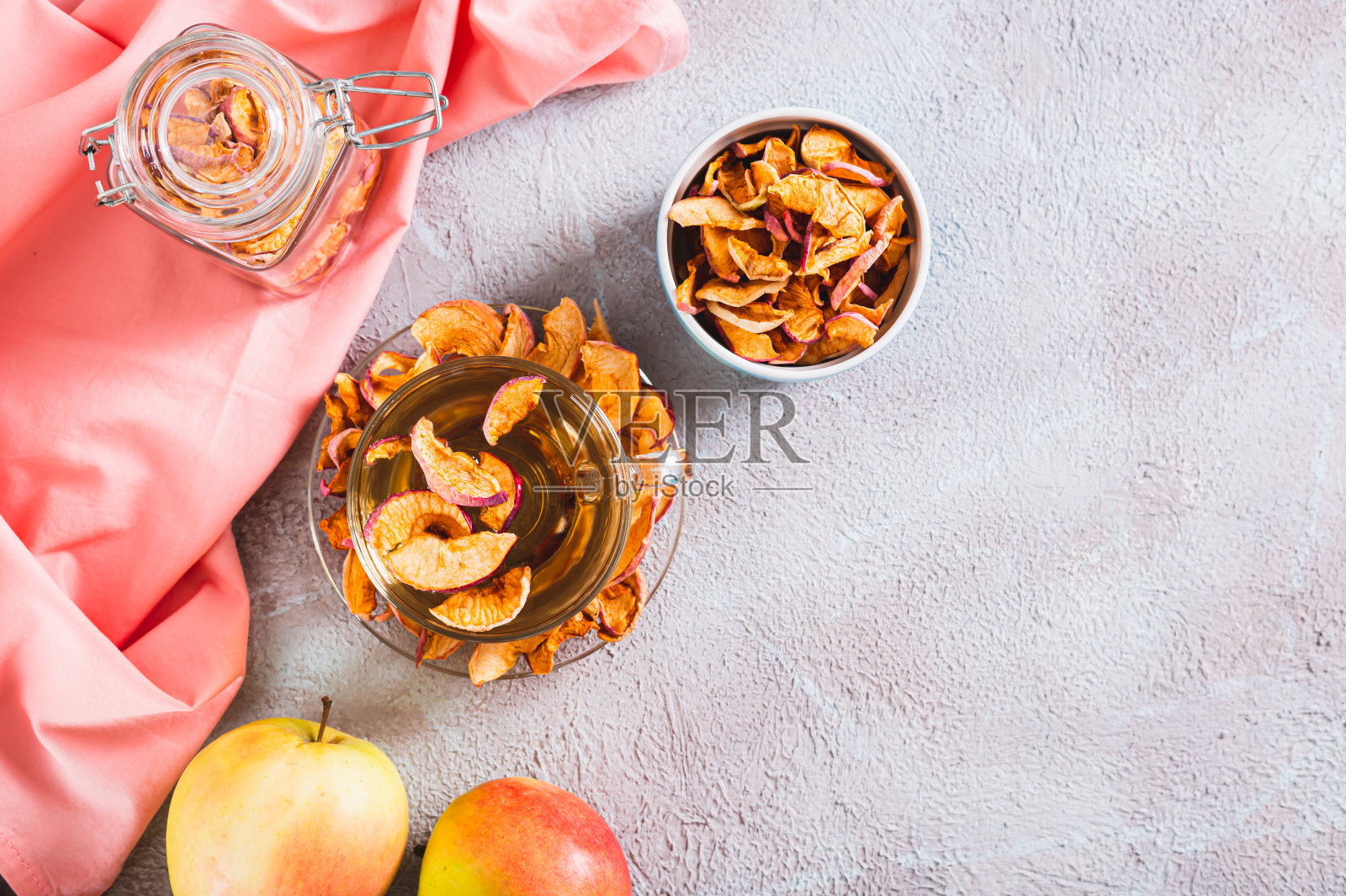 美味的果脯芳香的干苹果在一个杯子在桌子上网页横幅顶视图照片摄影图片