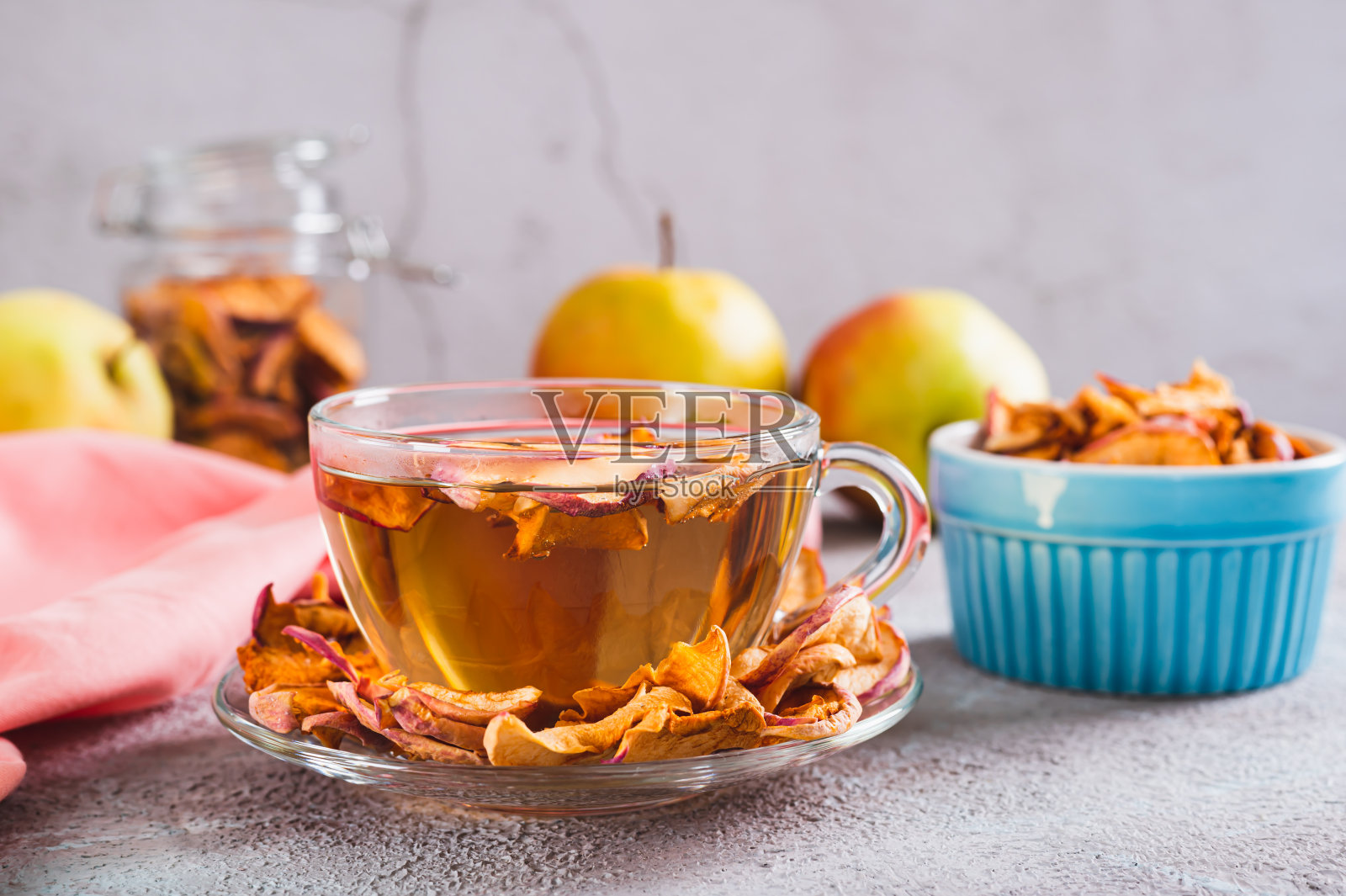 桌上有一杯香喷喷的苹果干照片摄影图片