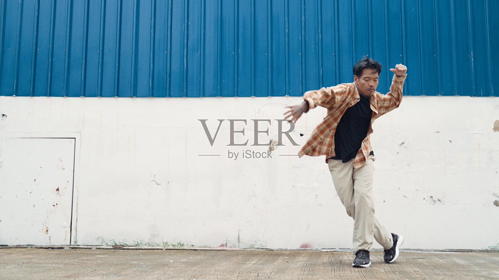 西班牙滑稽的舞蹈编导以嘻哈风格跳舞。现代舞蹈。努力。照片摄影图片