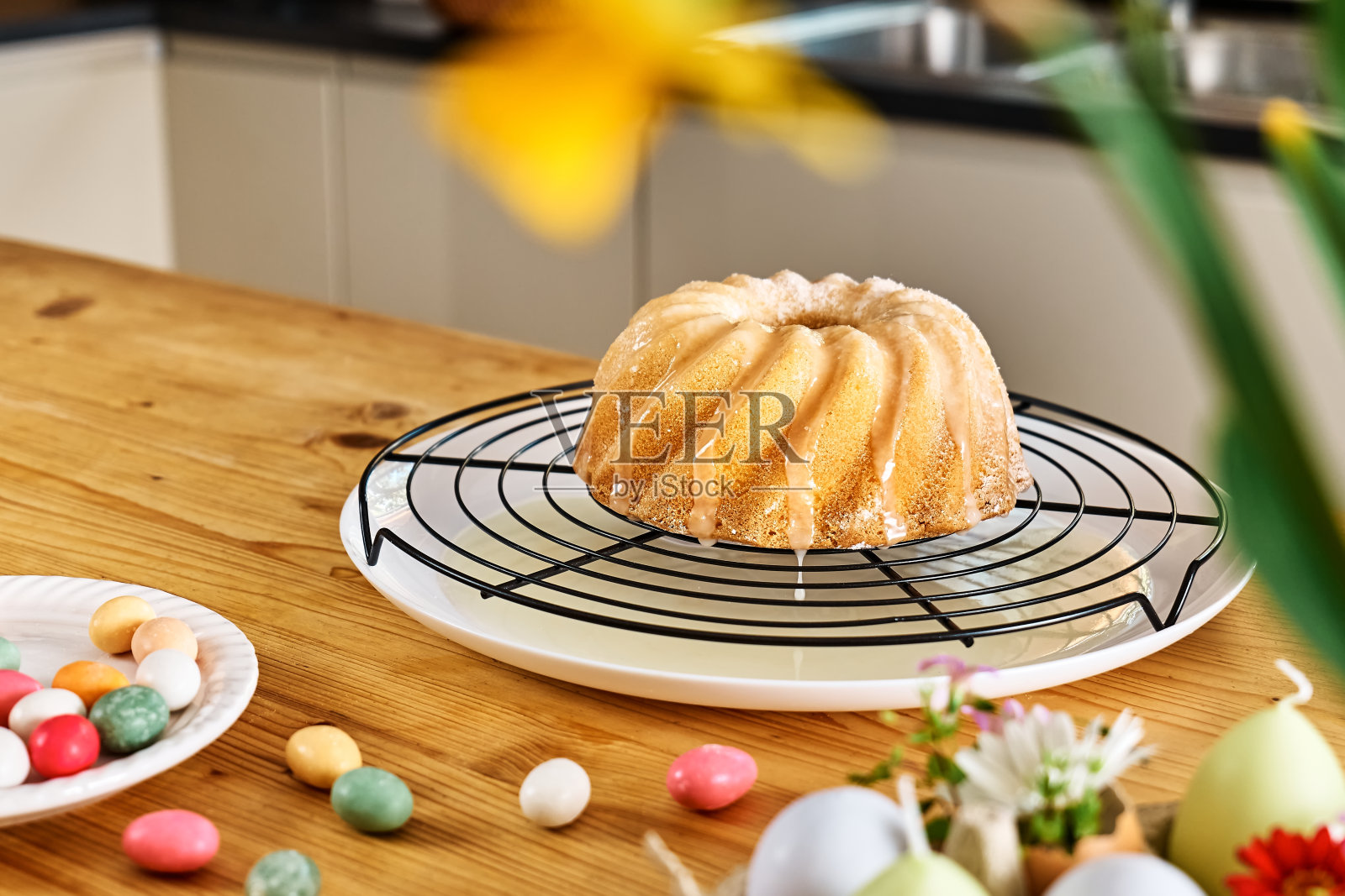 传统的复活节蛋糕或甜面包，上面有配料和糖霜，放在厨房的桌子上，装饰复活节。复活节治疗。照片摄影图片