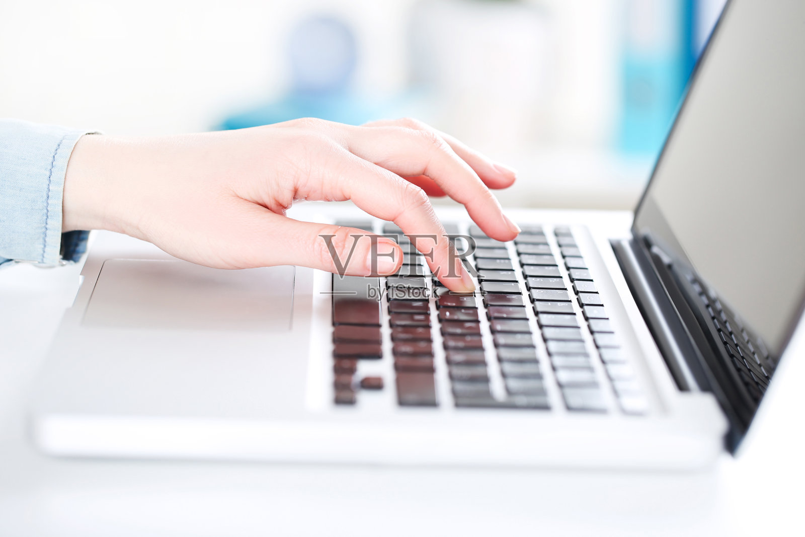 女性用手在笔记本电脑键盘上打字照片摄影图片