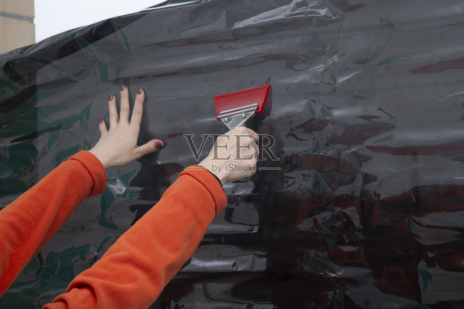 在办公室安装窗膜。照片摄影图片