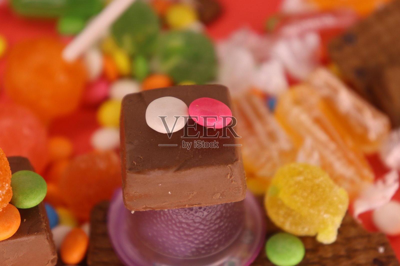 一个焦点宝石上的巧克力和一个果冻杯照片摄影图片