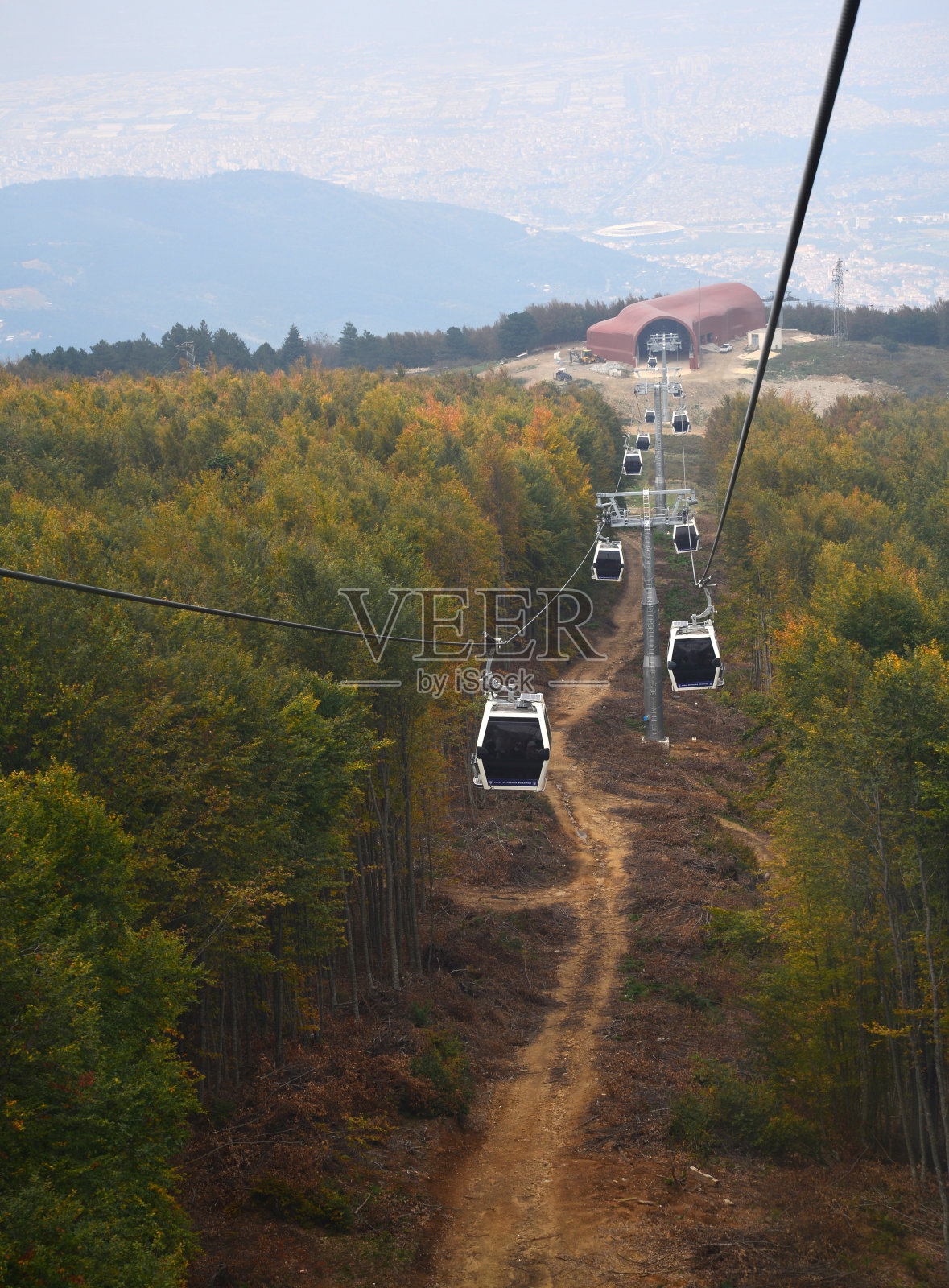 从土耳其布尔萨的Uludag缆车上俯瞰。照片摄影图片
