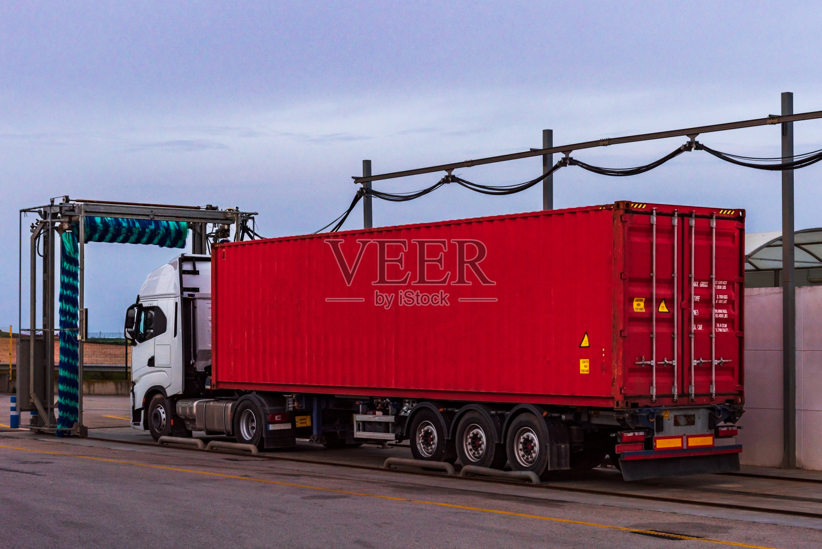 卡车与海运集装箱放置在洗衣房与滚筒外清洗，工业洗衣机。照片摄影图片