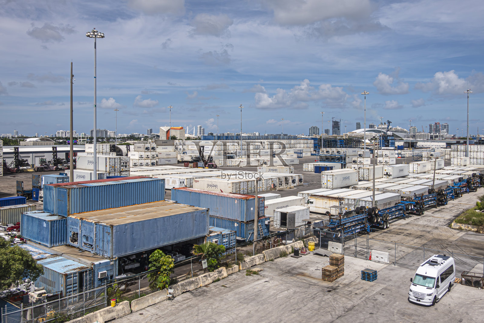 美国佛罗里达州迈阿密港口的沿海集装箱堆照片摄影图片