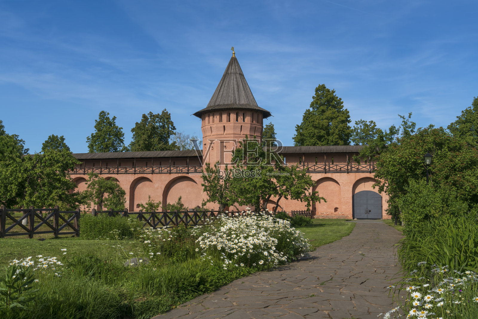 阳光明媚的夏日，俄罗斯苏兹达尔，弗拉基米尔地区，Spaso-Evfimiev修道院的庭院、墙壁和塔楼照片摄影图片