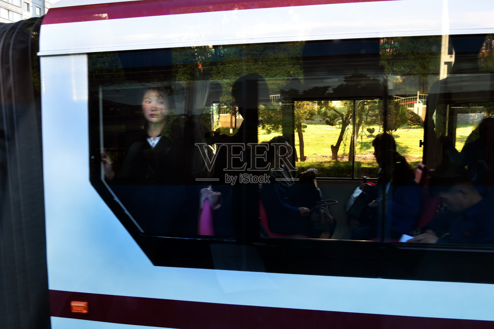 朝鲜平壤。有轨电车的乘客照片摄影图片