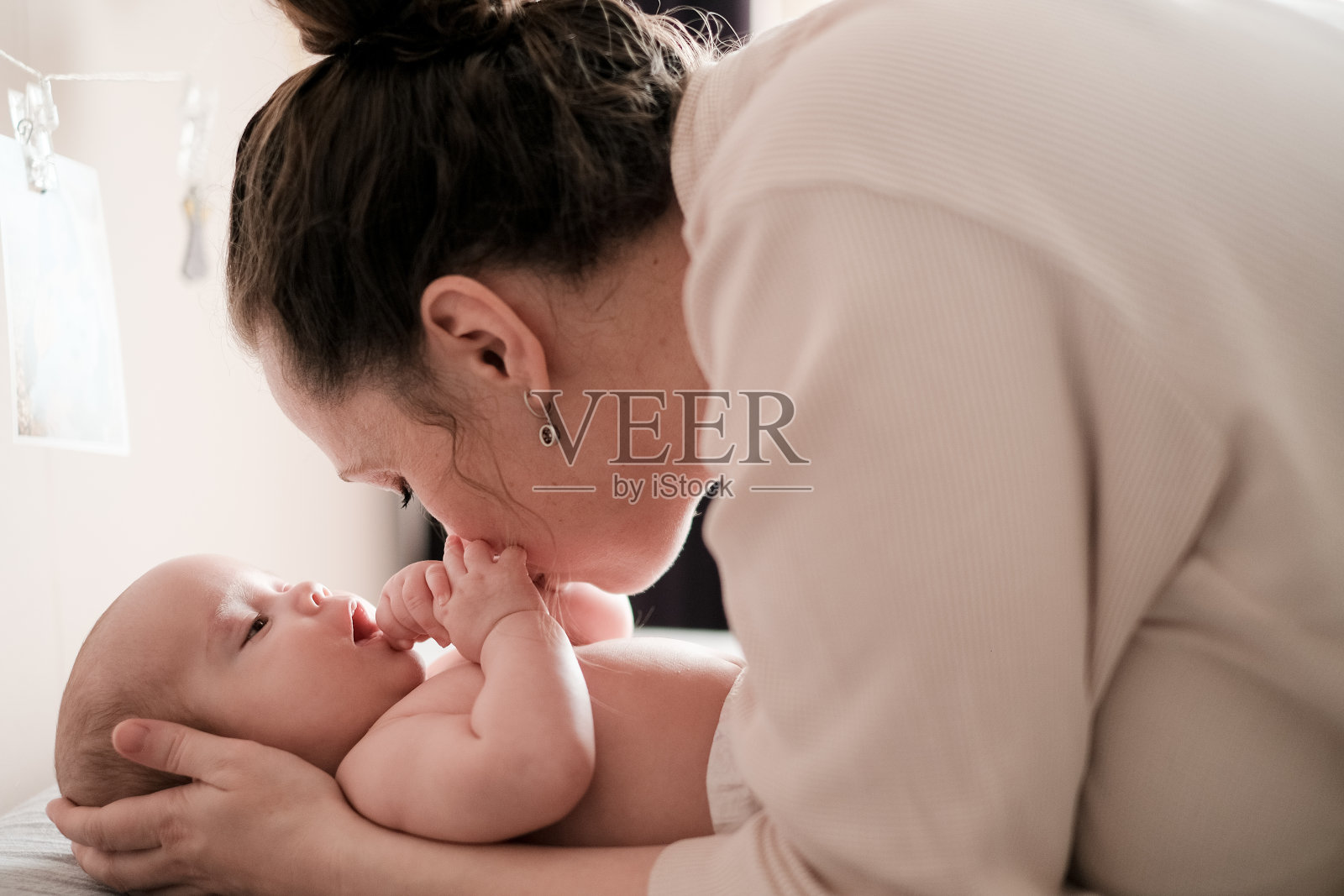 母亲和她刚出生的婴儿玩耍。为人父母，童年，母亲照片摄影图片