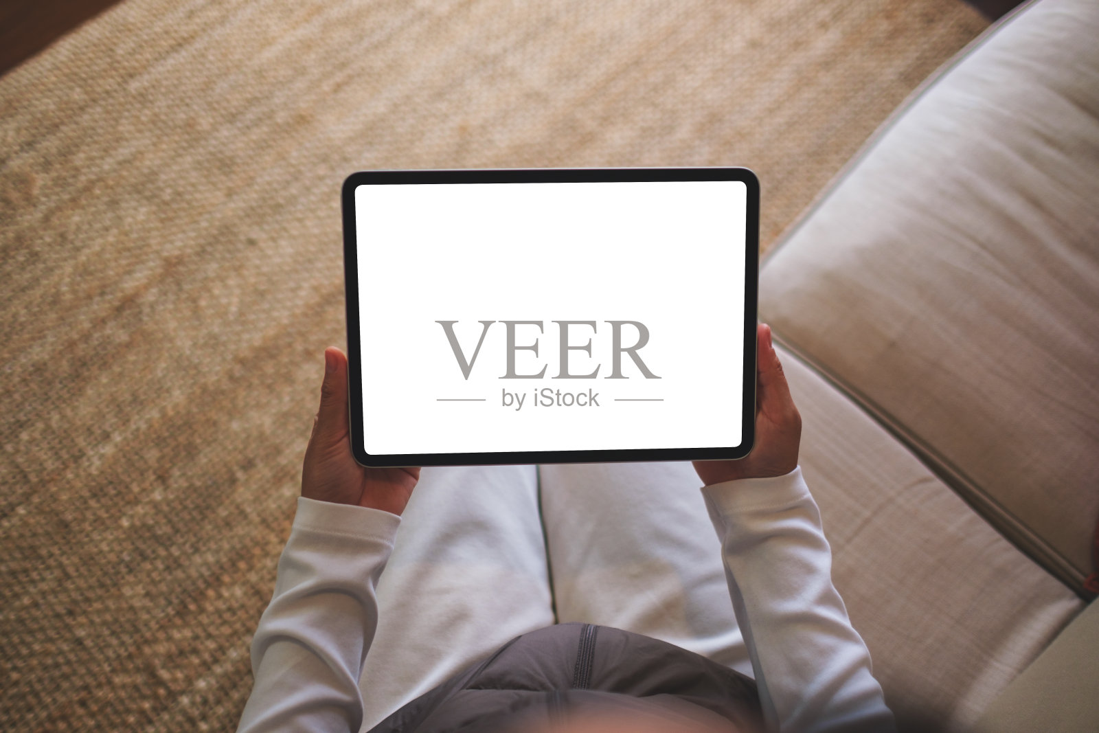 俯视图，一个女人在家里拿着空白桌面的数字平板电脑照片摄影图片