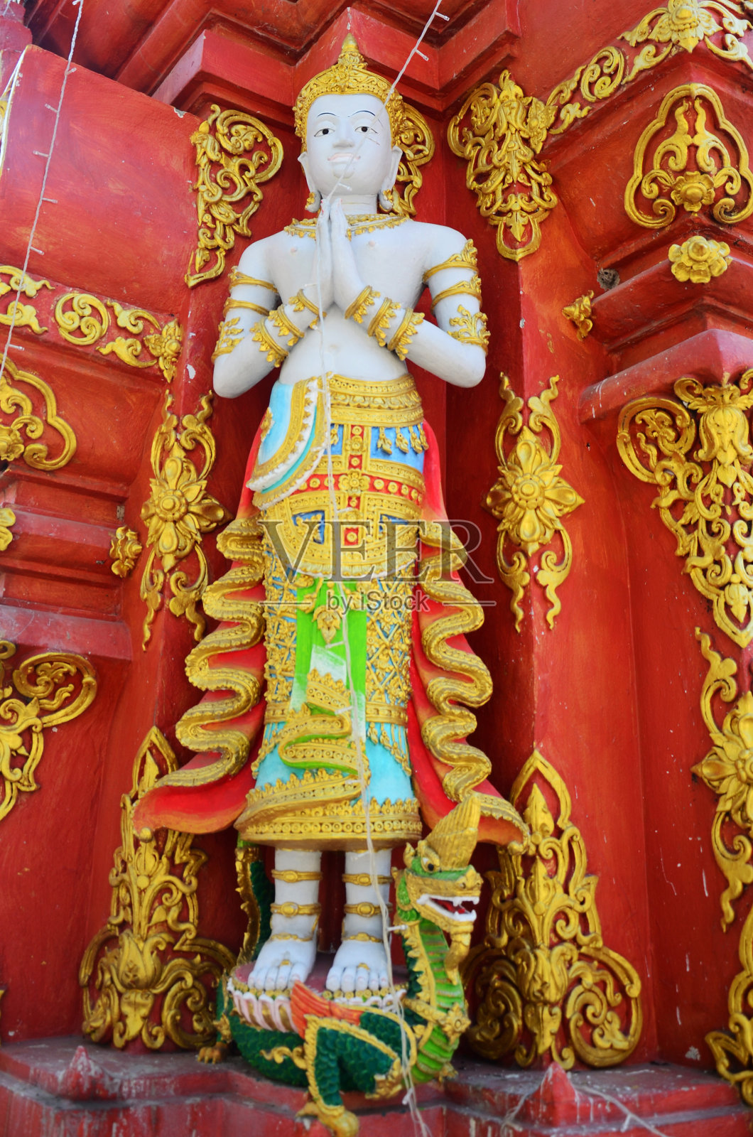 艺术雕塑神雕像或雕刻天使人物兰纳风格的泰国人在泰国清莱清莱市明明寺参观尊重祈祷祝福祝愿神秘照片摄影图片