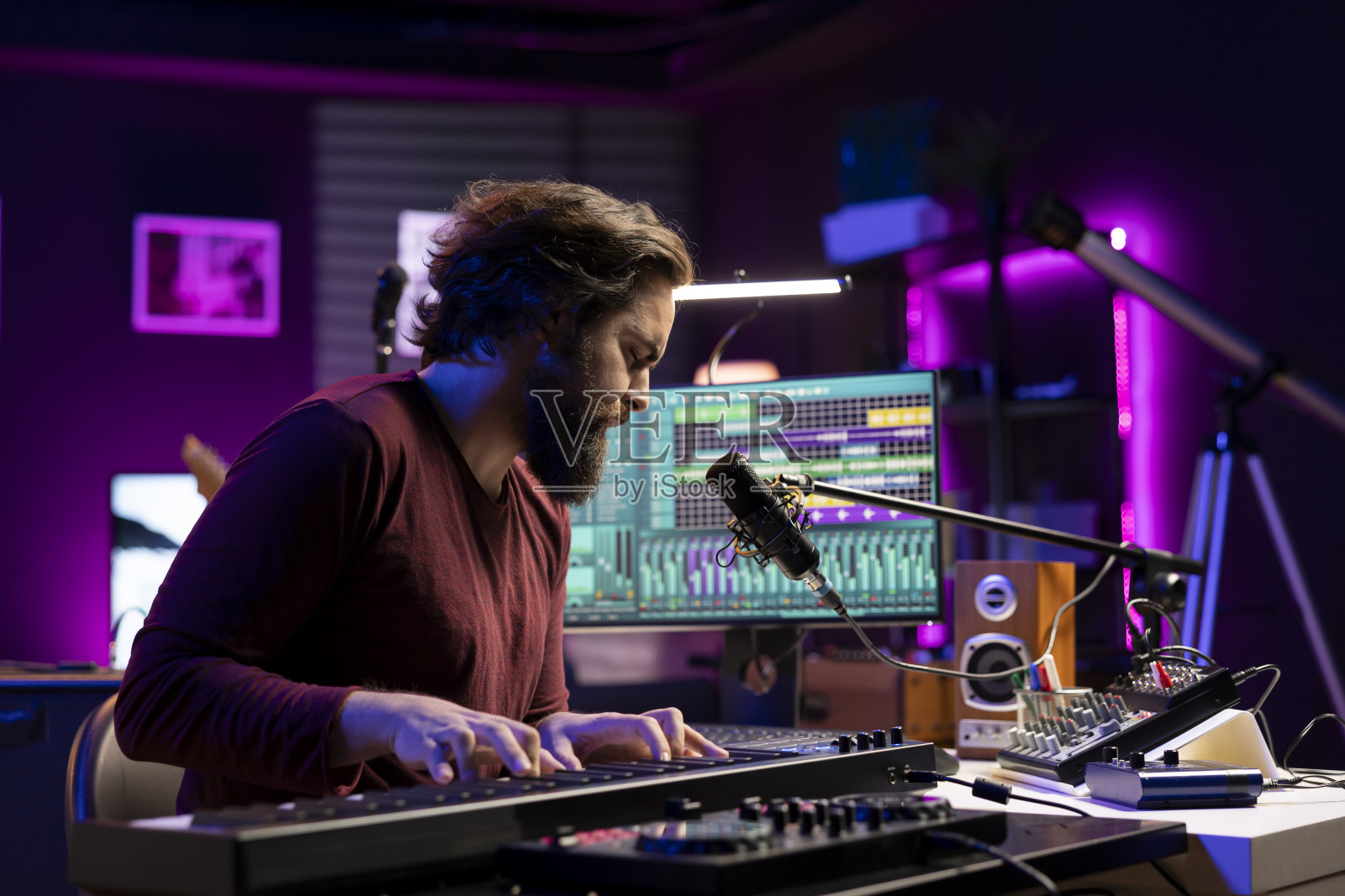 音响工程师在家庭工作室工作与daw软件界面照片摄影图片