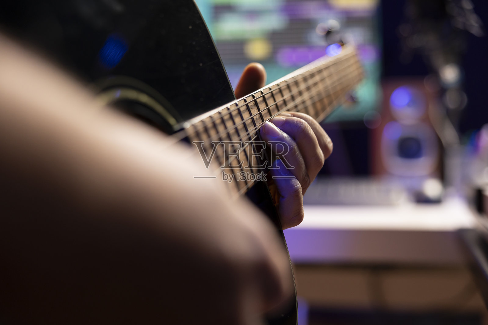 歌曲作者在家庭录音室弹奏原声吉他照片摄影图片