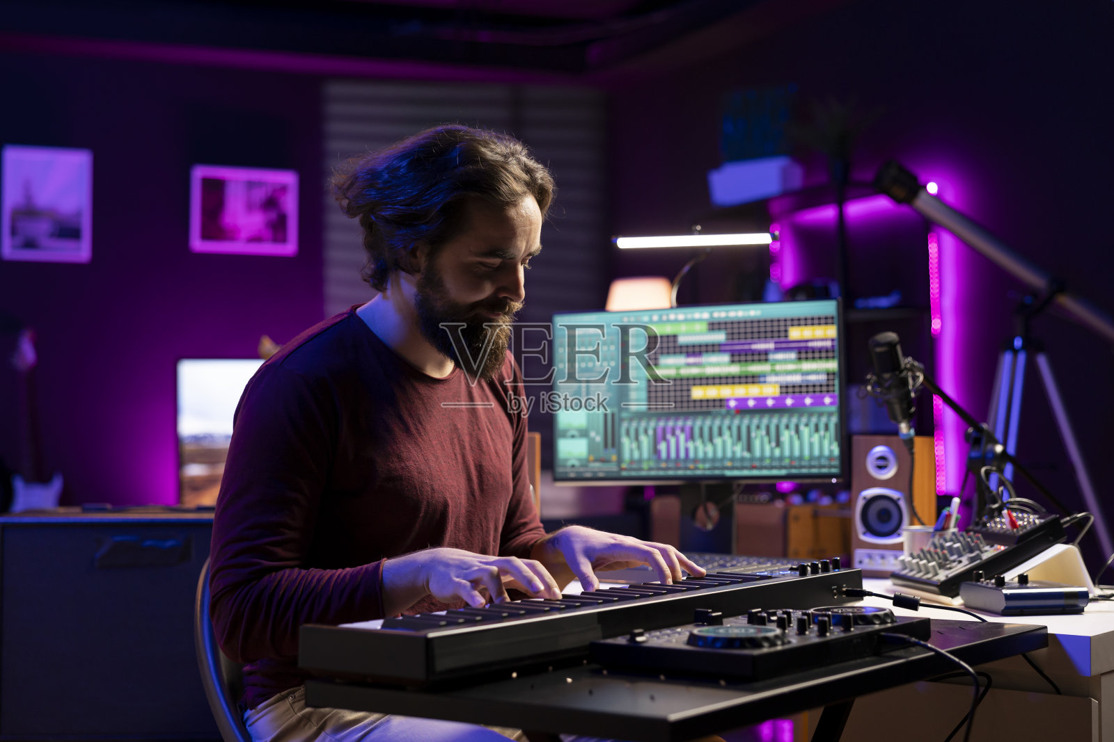 演奏电子键盘音符并记录曲调的音乐家照片摄影图片